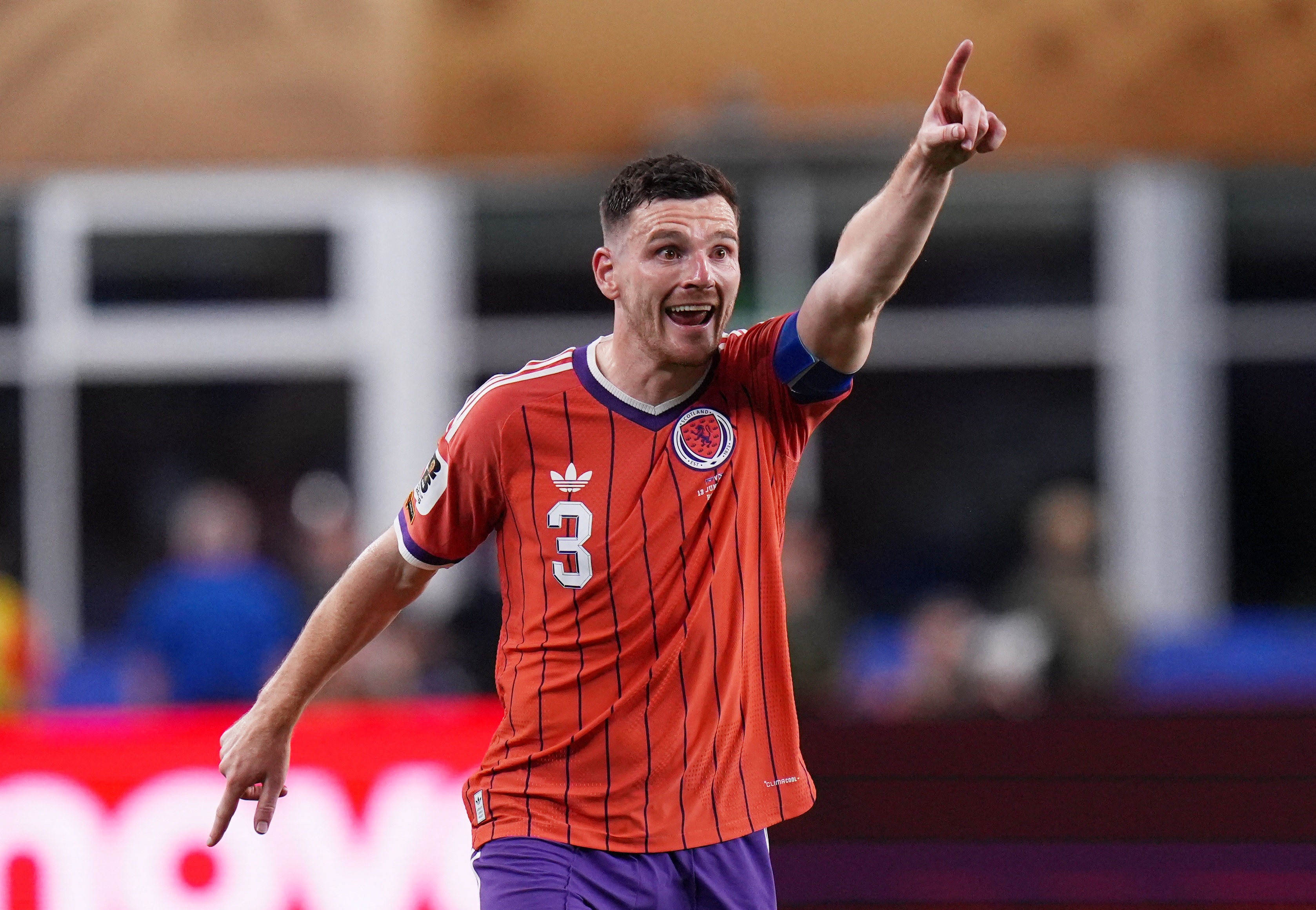 Robertson gay sot voi meo vuot luat moi cua FIFA hinh anh