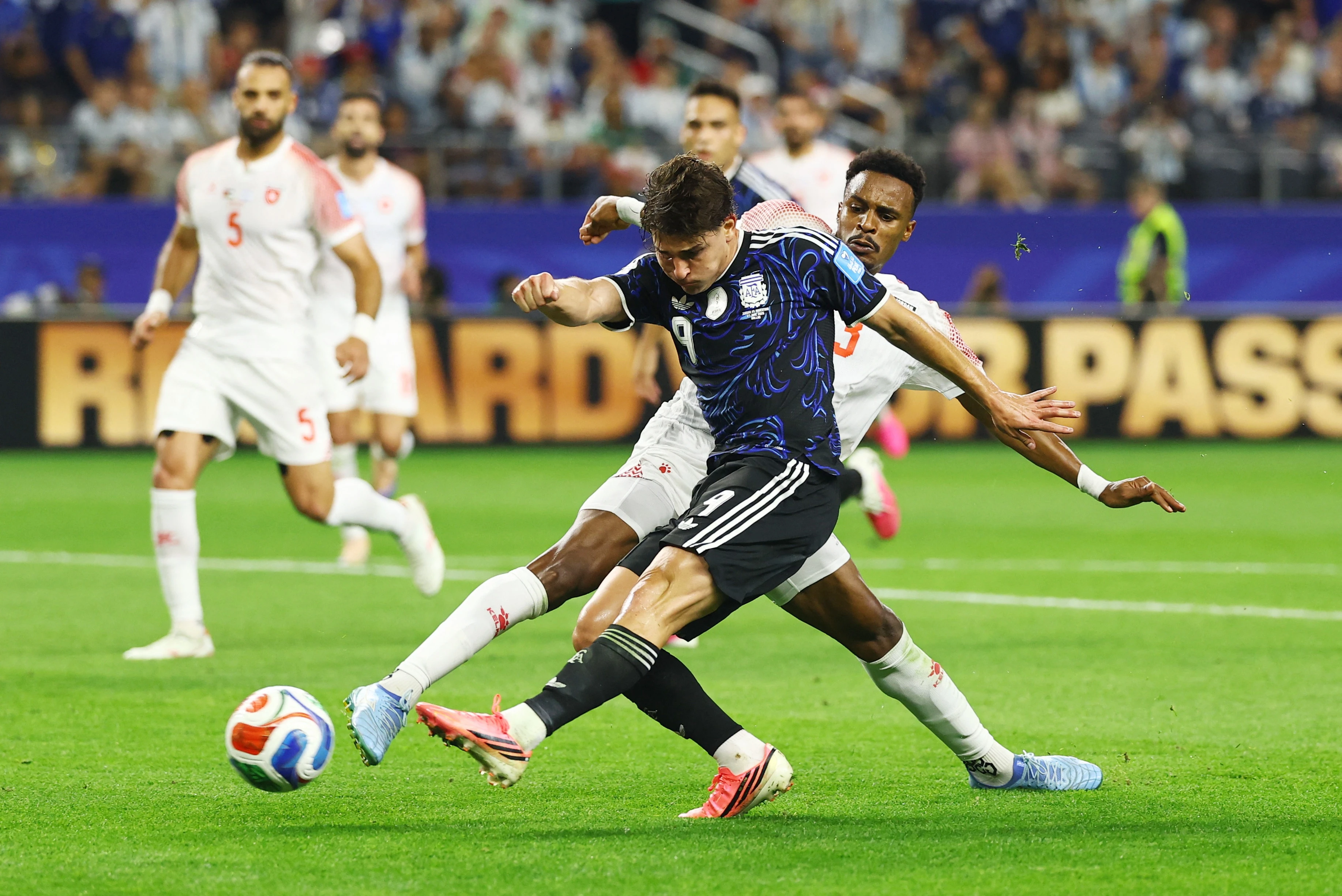 Julian Alvarez chua xung gia 150 trieu euro hinh anh
