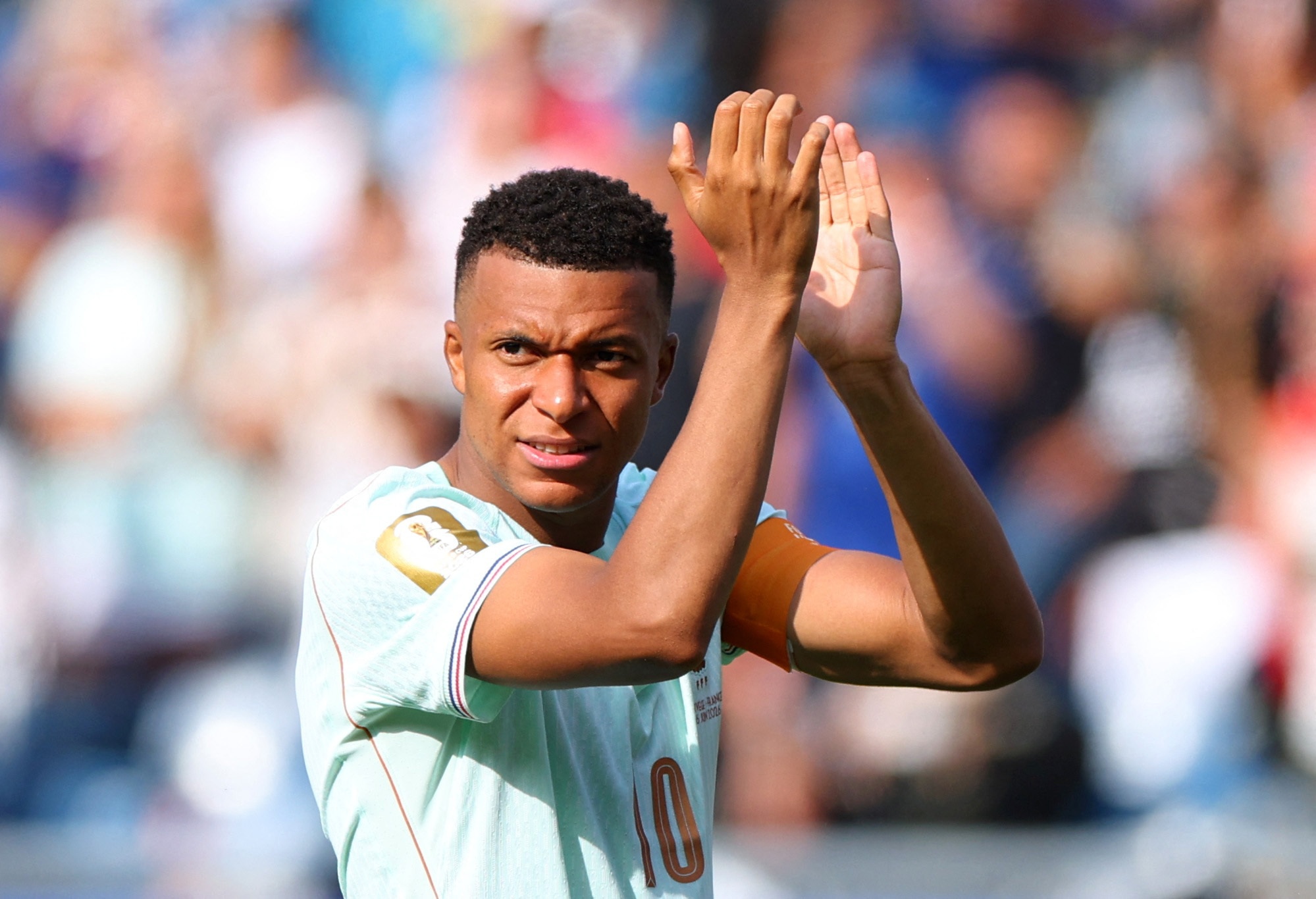 Mbappe dung truoc ky luc World Cup hinh anh