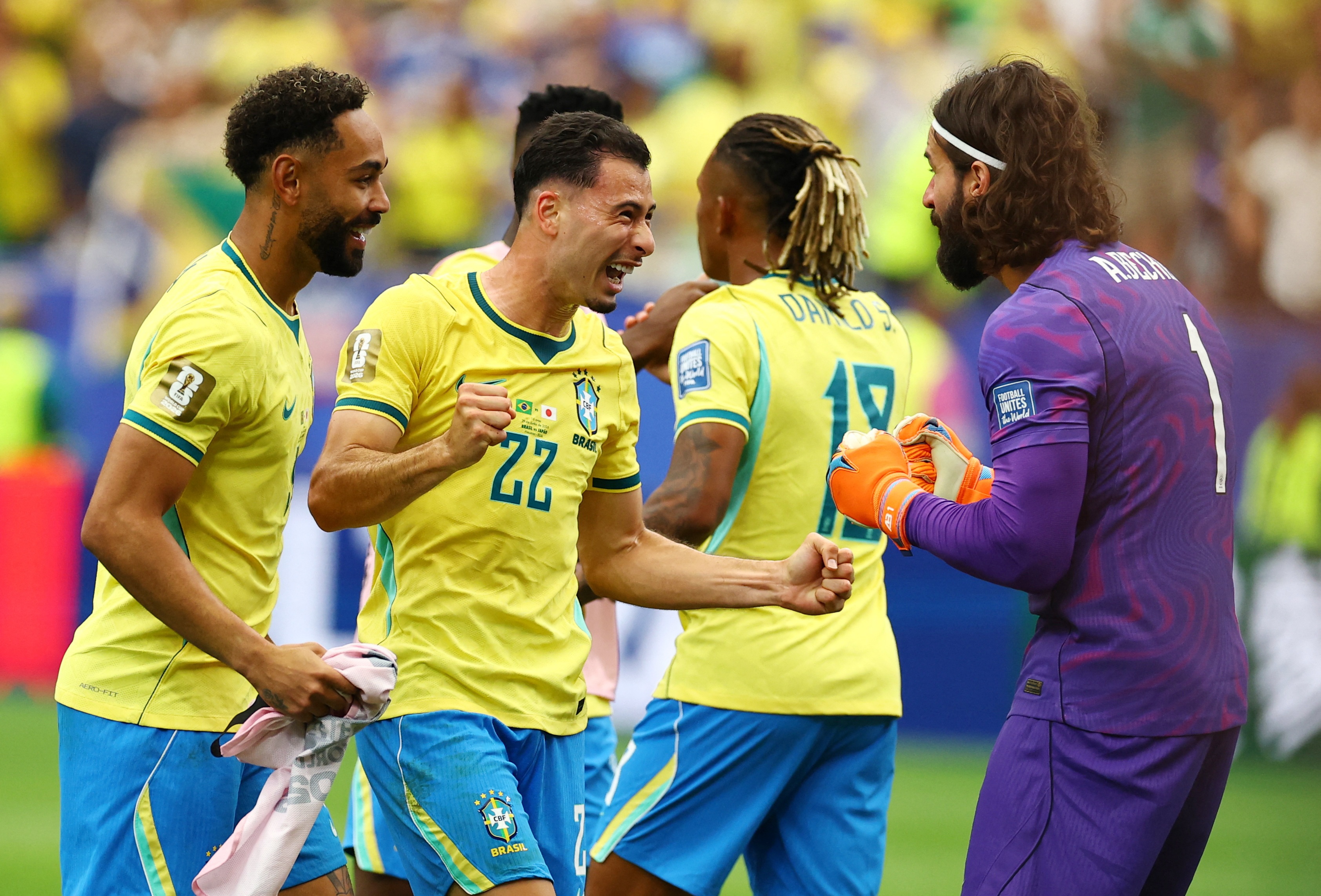 Bao Brazil thua nhan Selecao 'song sot' truoc Nhat Ban hinh anh