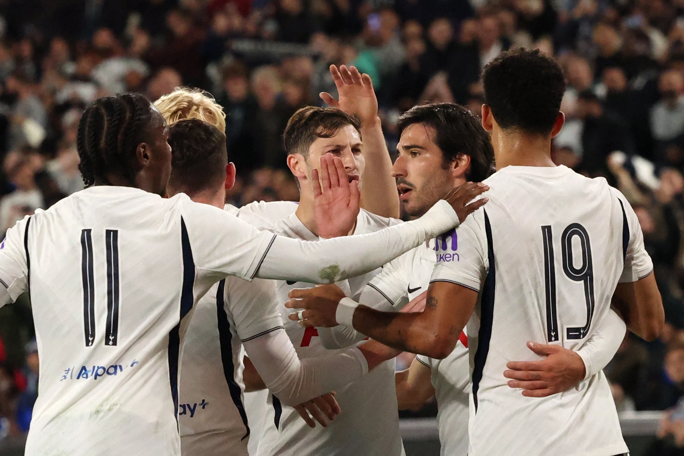 Tottenham hạ Chelsea dù chơi thiếu người