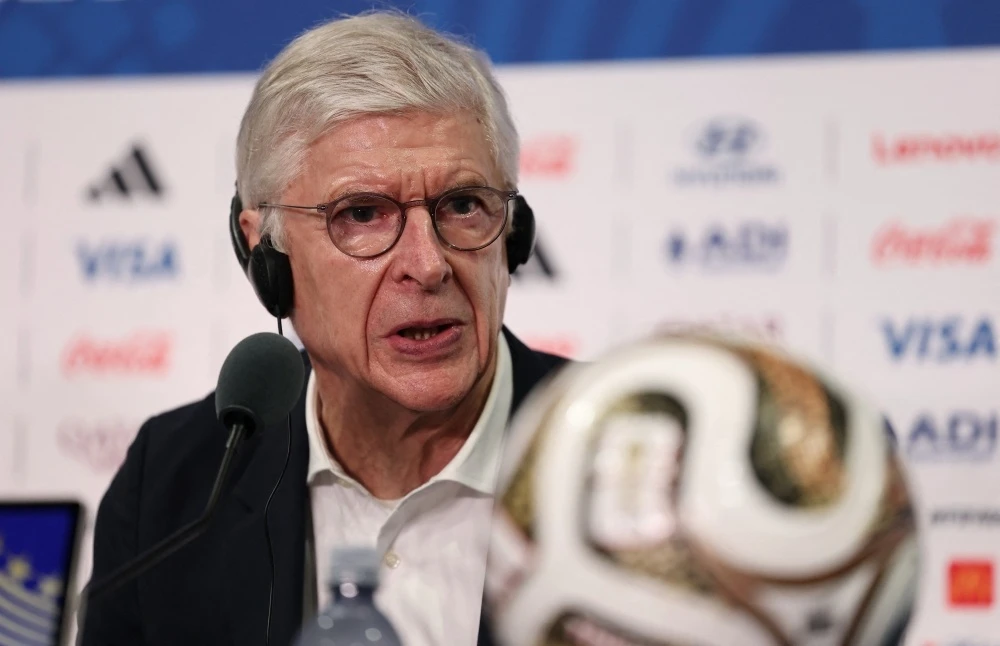 Wenger đang đánh đổi danh tiếng vì Infantino