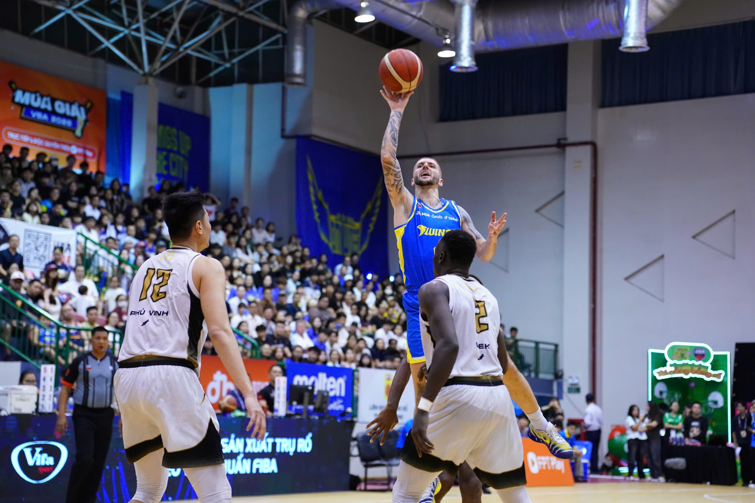 Dakota Zinser bùng nổ, Ho Chi Minh City Wings hạ Saigon Heat