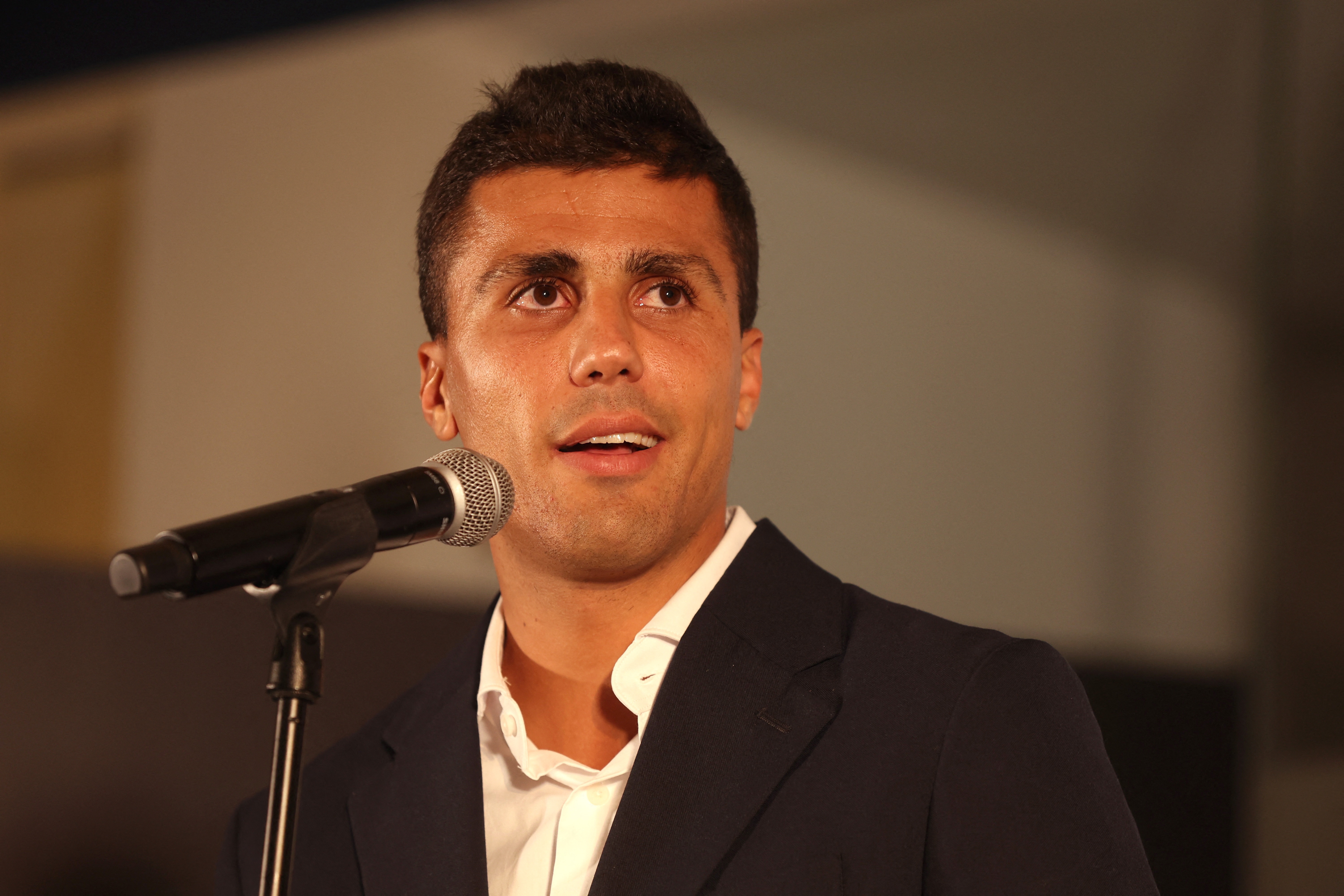 Real Madrid đã thua Barcelona ở thương vụ Rodri như thế nào?