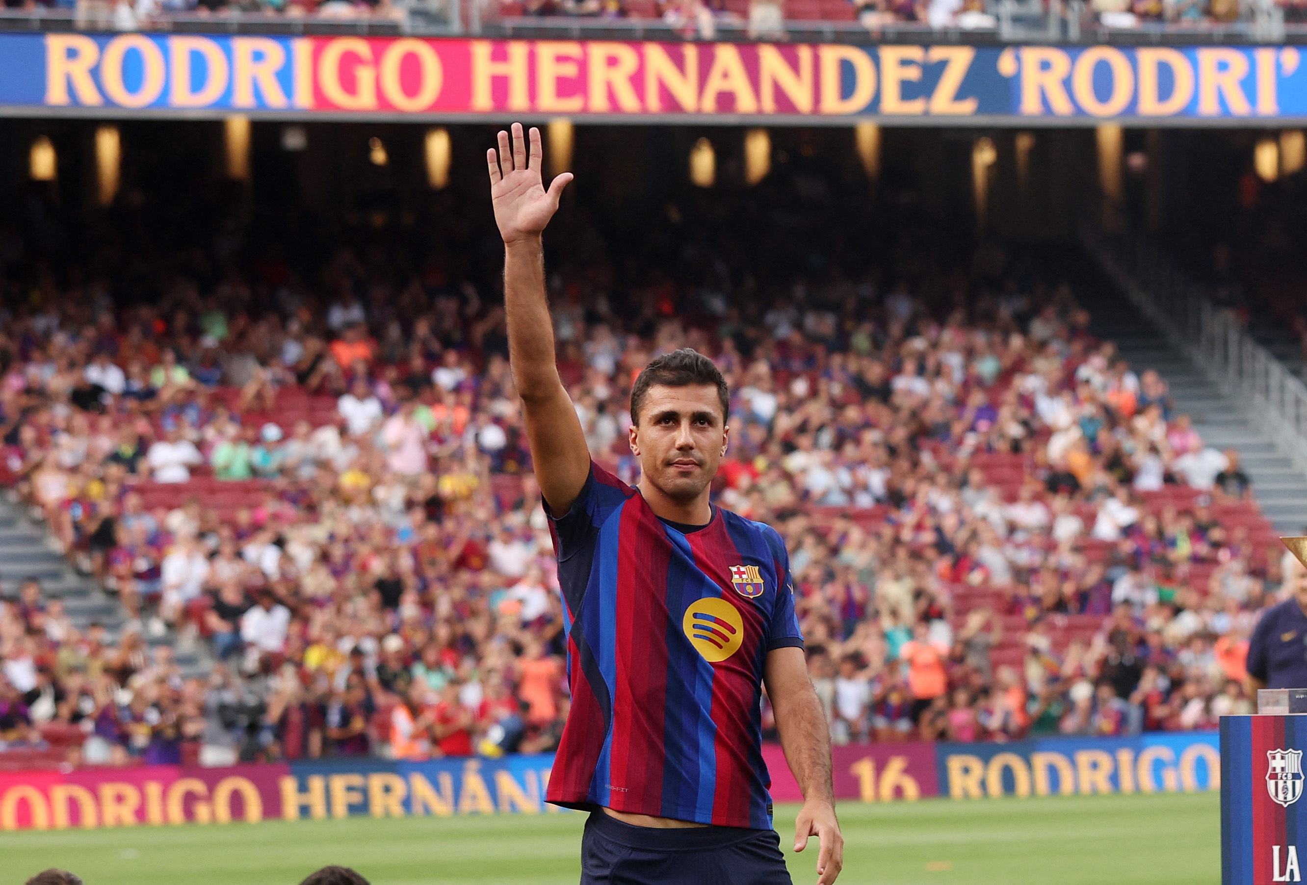 Rodri chưa đá trận chính thức nào đã thành thần tượng mới ở Barca