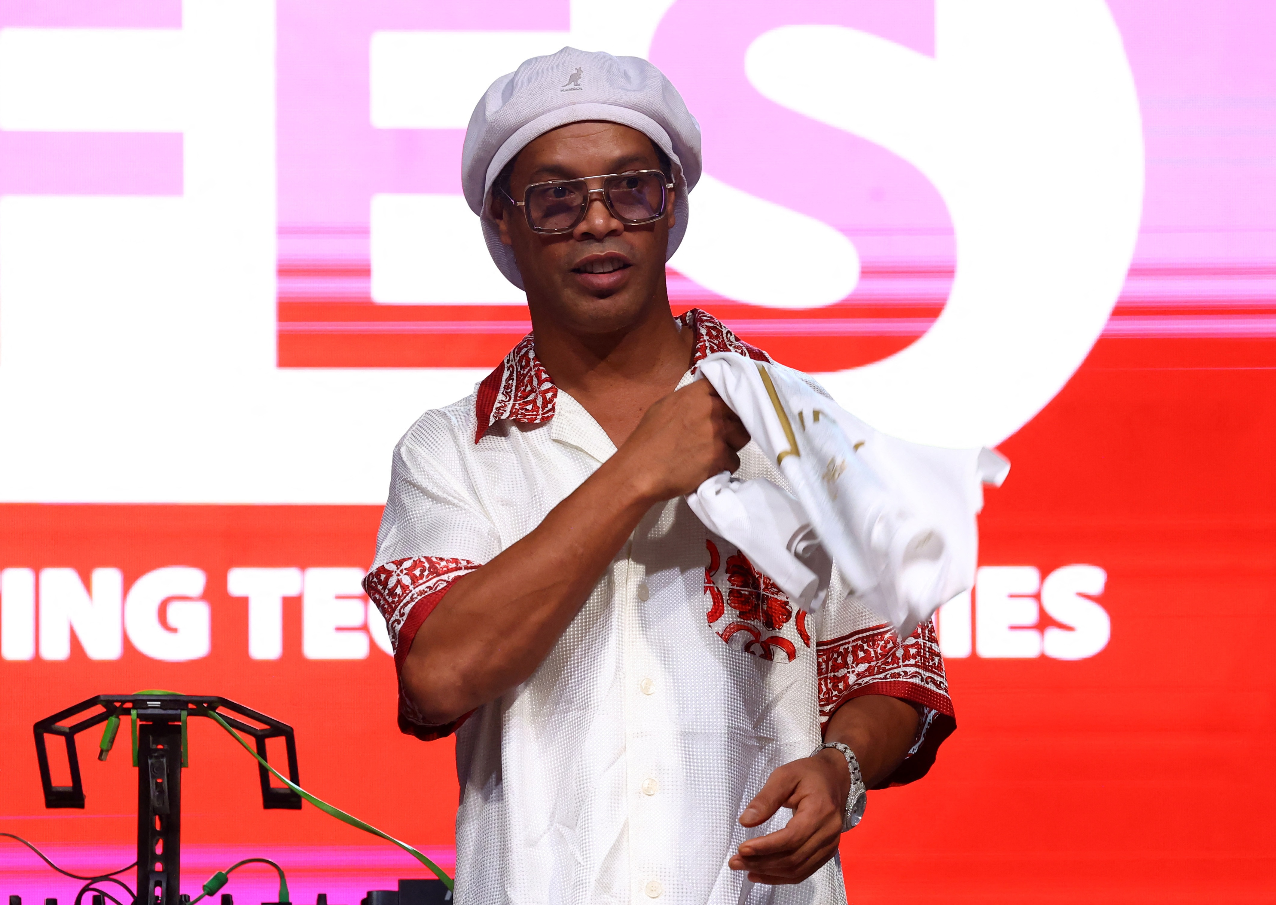 Ronaldinho trở lại sân cỏ ở tuổi 46