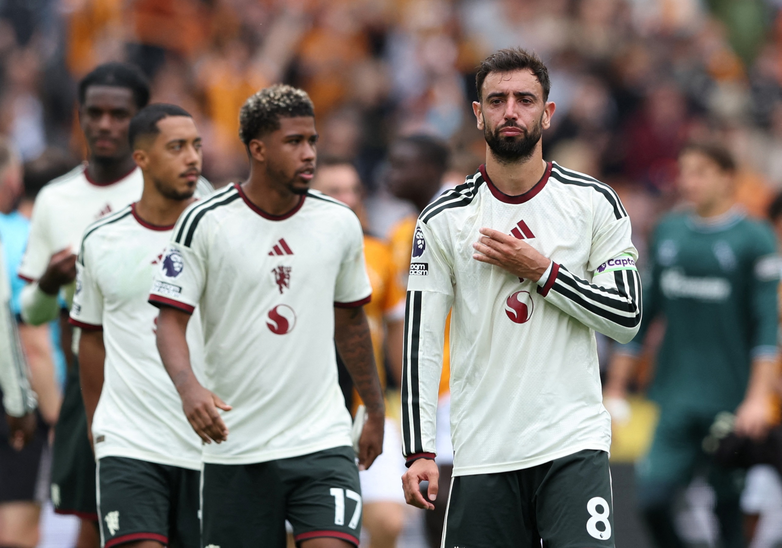 Premier League vừa khai màn, các ông lớn đã lộ những vết nứt
