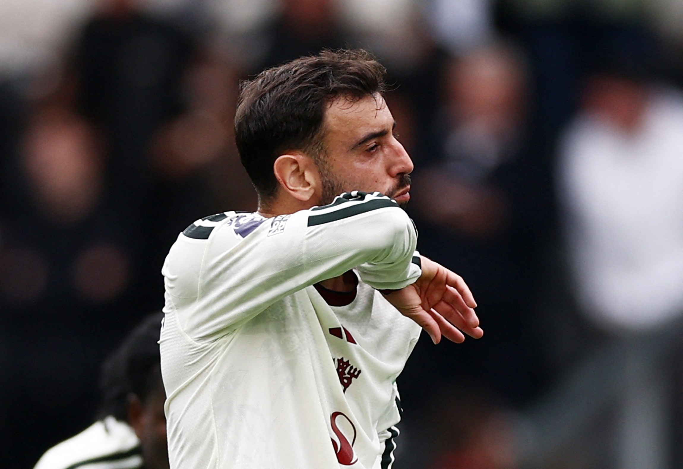 Bruno Fernandes bắt đầu hứng đòn sau thảm họa của MU