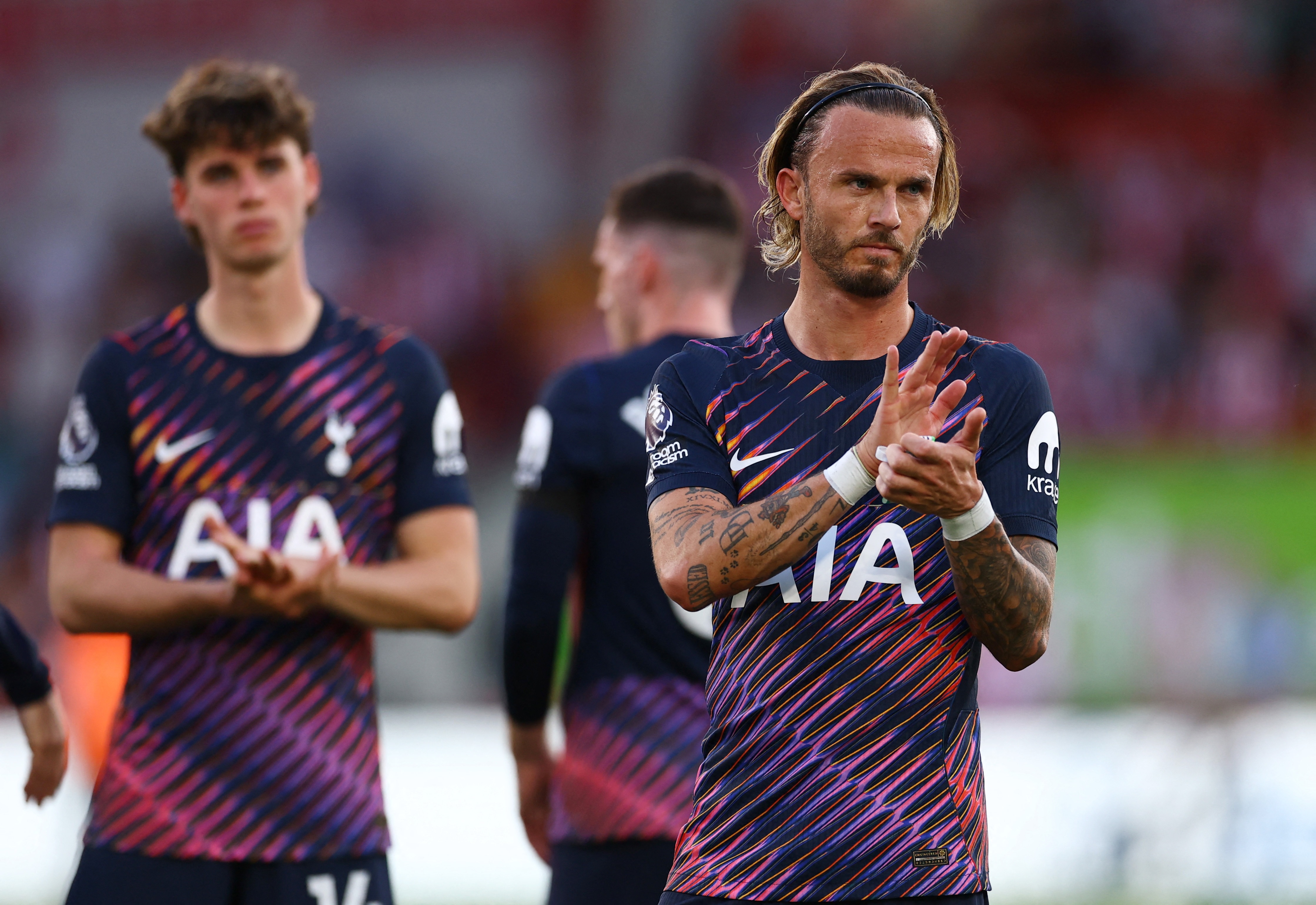 Tottenham thua muối mặt ngày ra quân Premier League