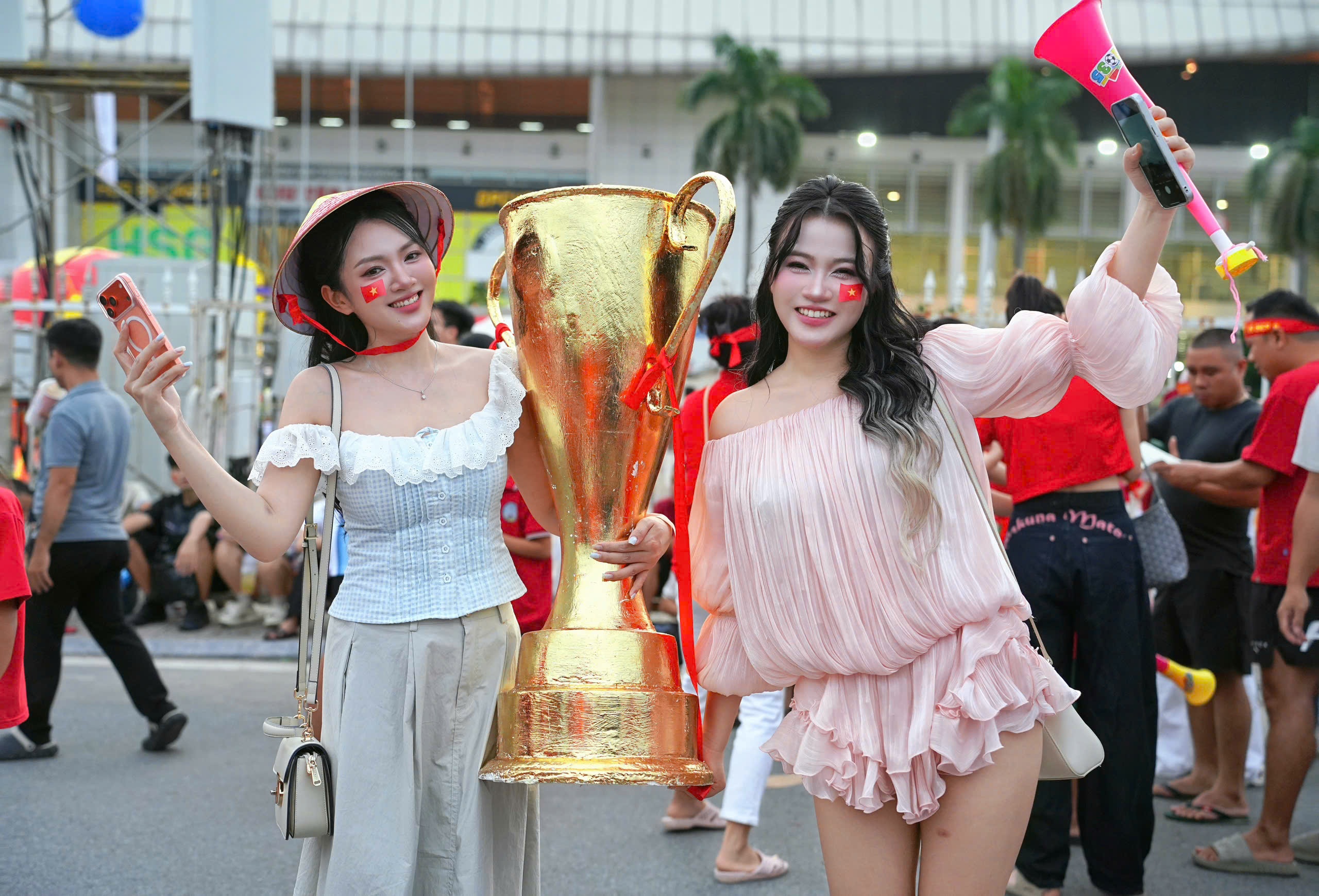 Việt Nam vs Thái Lan: Xuân Son, Hoàng Hên đá chính