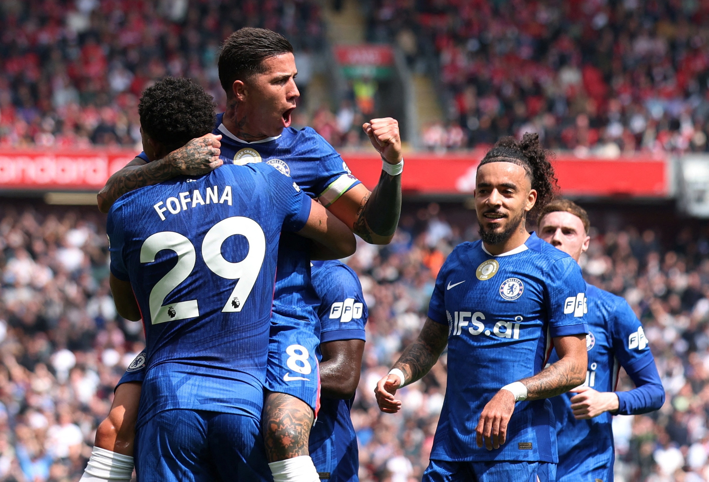 Nghịch lý tiền vệ 100 triệu bảng ở Premier League