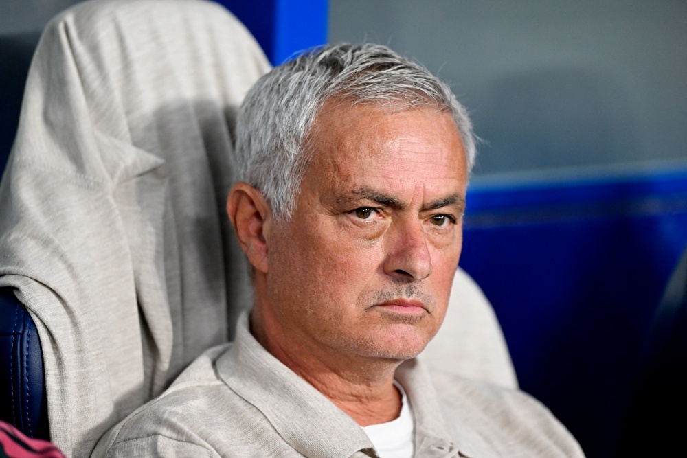 Cái ôm khép lại mối thù 16 năm của Mourinho