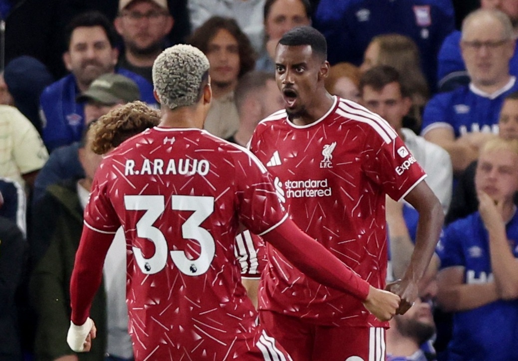 Ngôi sao 140 triệu euro bùng nổ, Liverpool giành 3 điểm đầu tiên