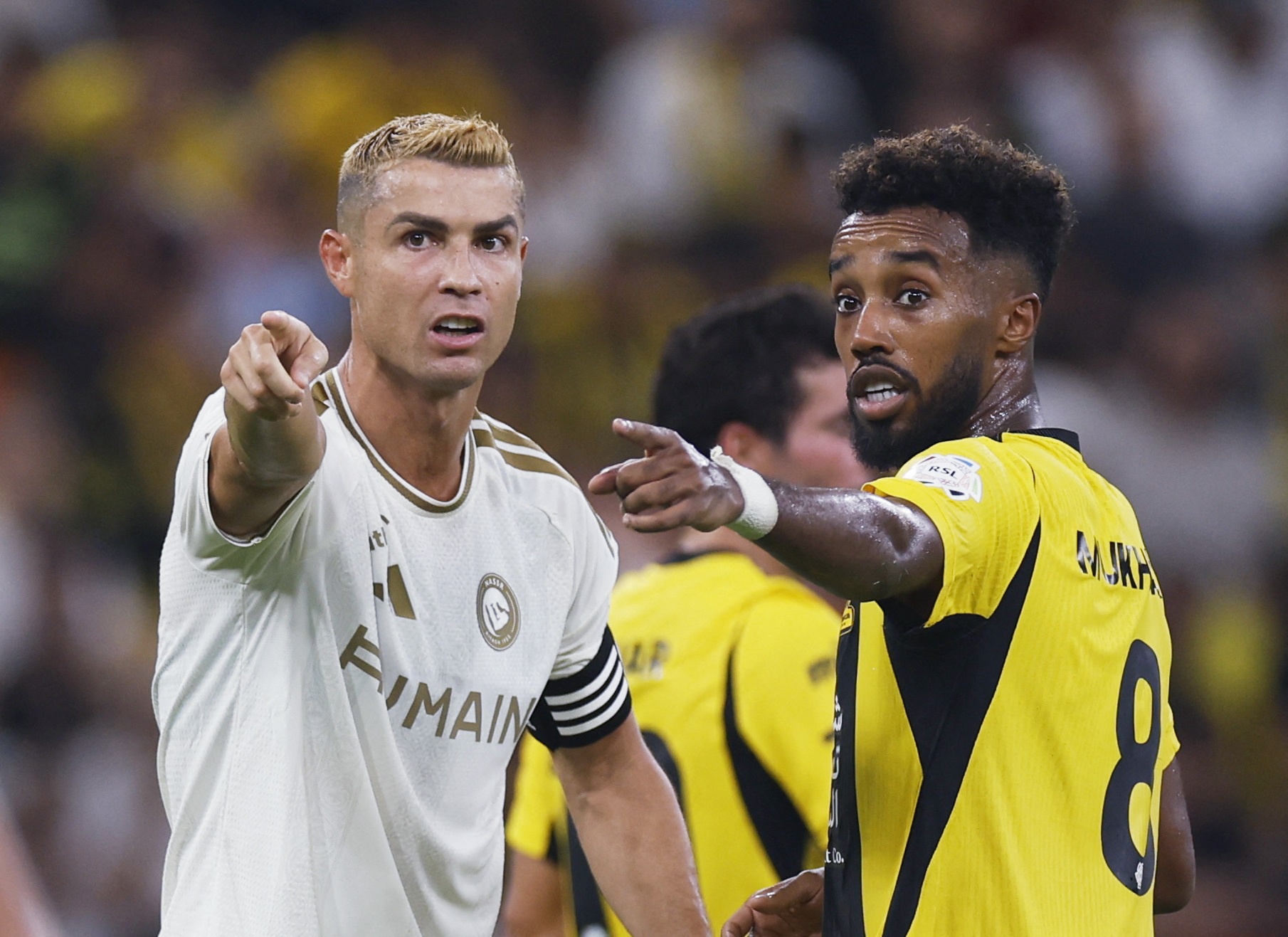 Ronaldo gây cười vì cố đọc trộm chiến thuật đối thủ
