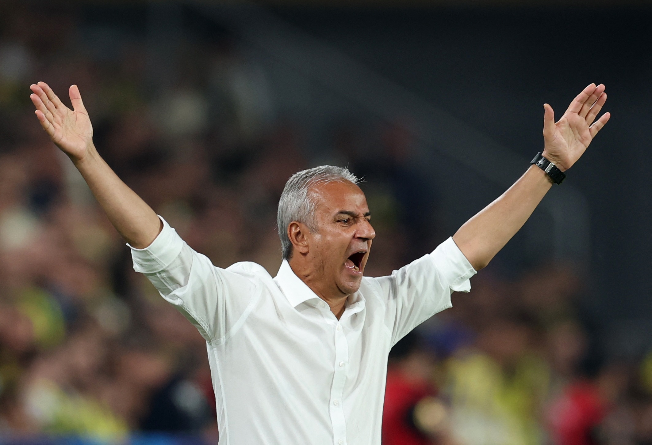 HLV Fenerbahce từ chức ngay trong đêm trở lại Champions League