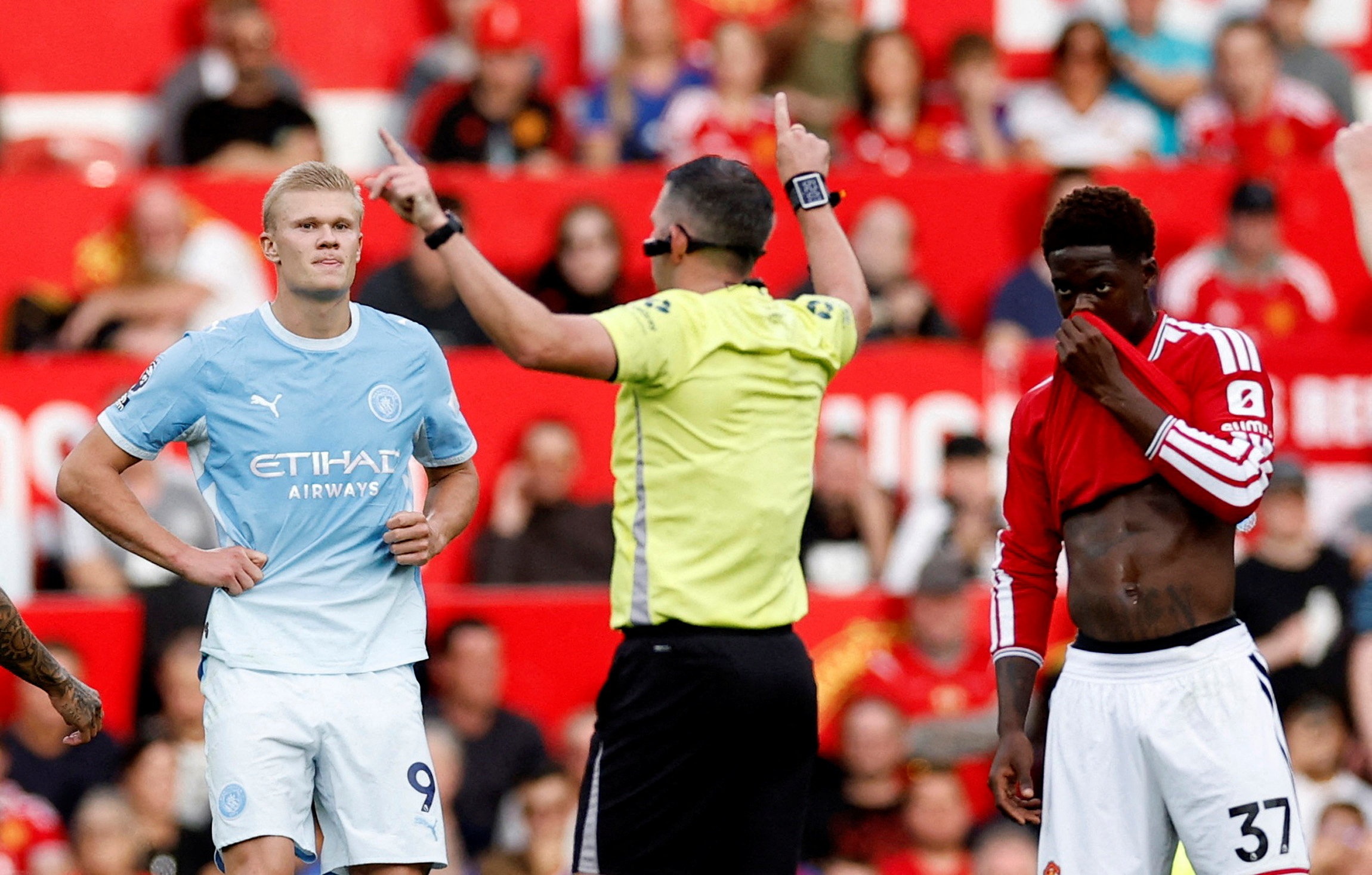 Premier League và những lời xin lỗi vô nghĩa