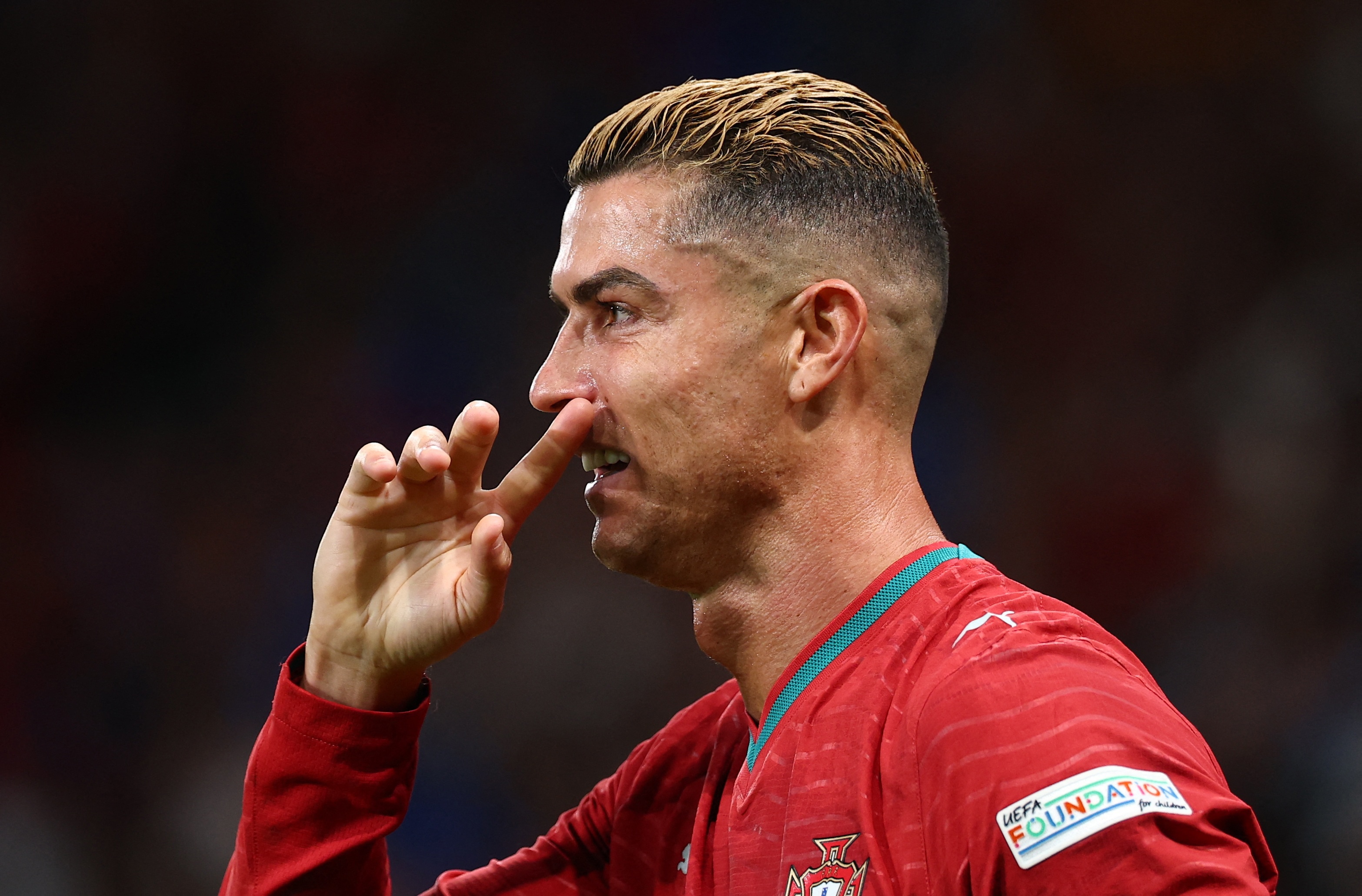 Báo Bồ Đào Nha tranh cãi dữ dội về Ronaldo