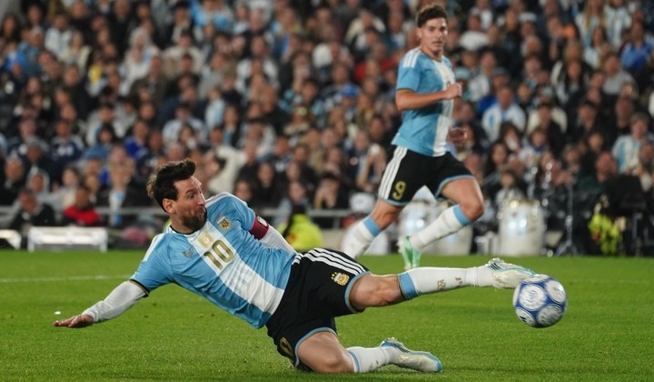 Đoạn kết khác biệt của Messi và Maradona
