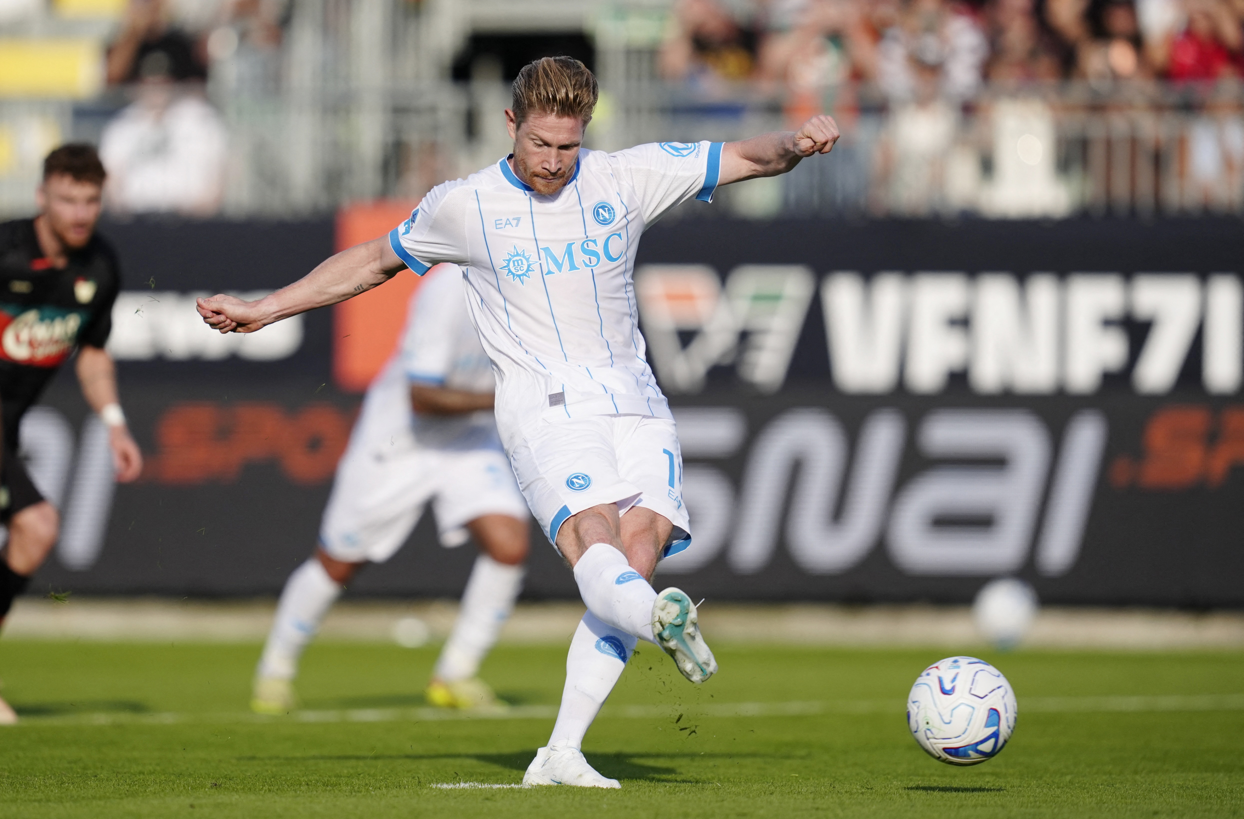 De Bruyne đá hỏng phạt đền, Napoli thua đội cuối bảng
