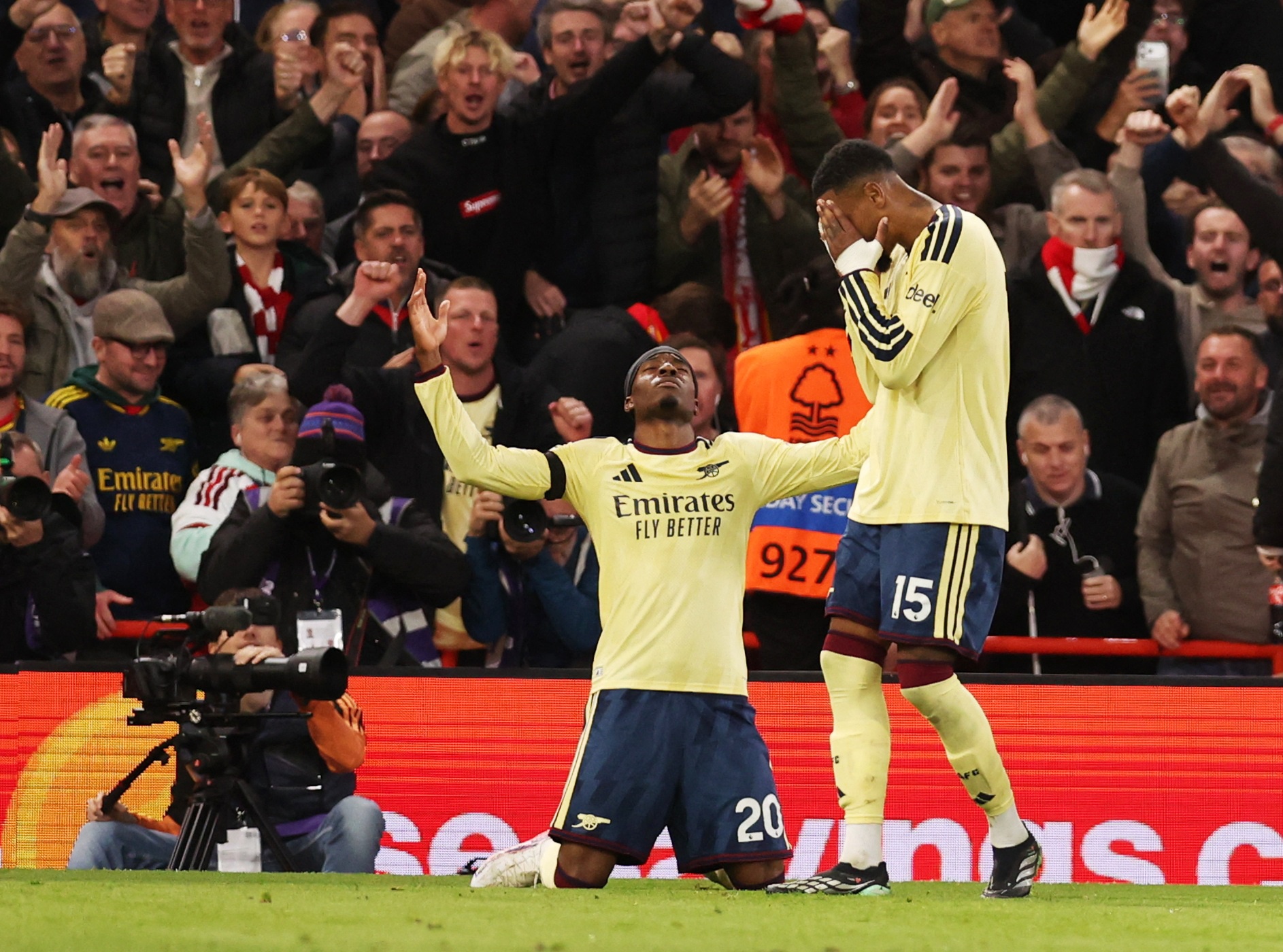 Arsenal thắng theo cách khó tin