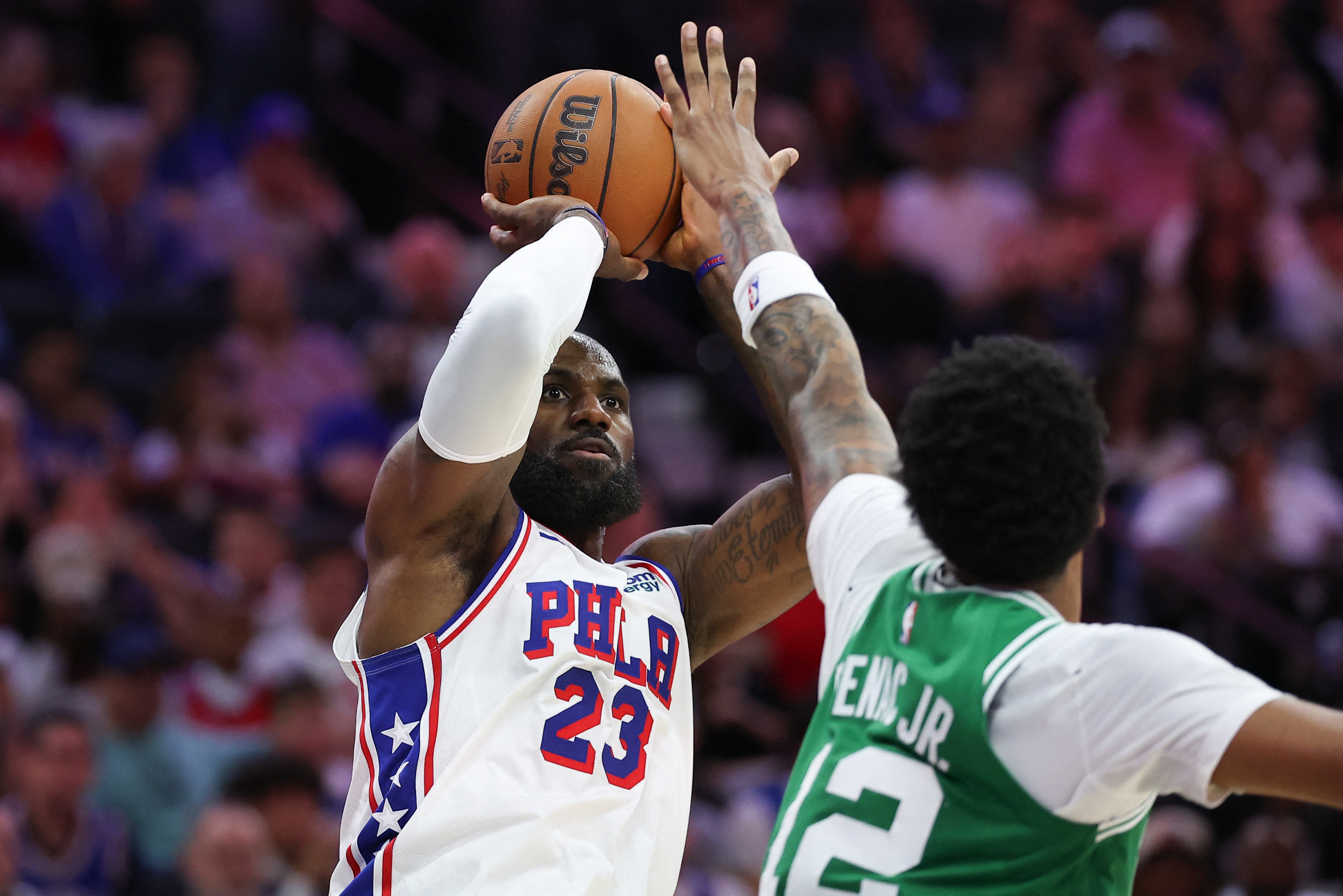 LeBron James ra mắt đội bóng mới ở trận khai màn NBA