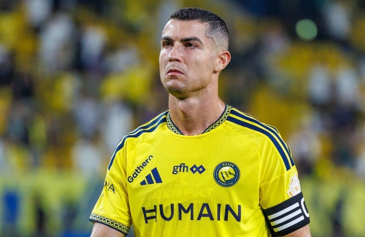 Ronaldo sút hỏng phạt đền sau khi bị Ten Hag chỉ trích