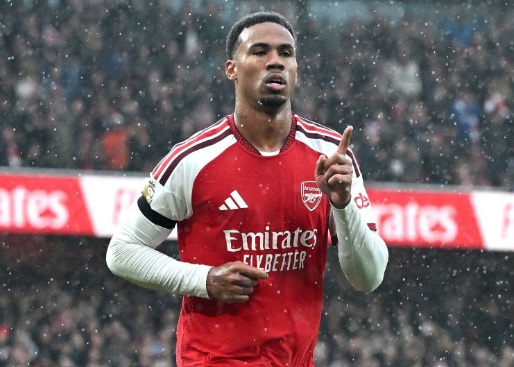 Arsenal phả hơi nóng vào Man City