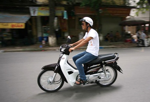 Nguoi Viet dan lanh nhat voi xe so hinh anh