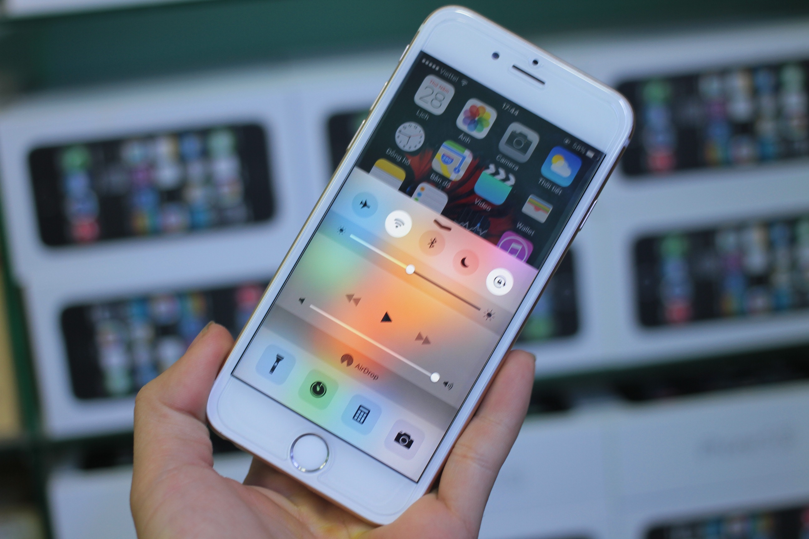 Dung thu iPhone 6S nhai: chay IOS co 3D Touch hinh anh