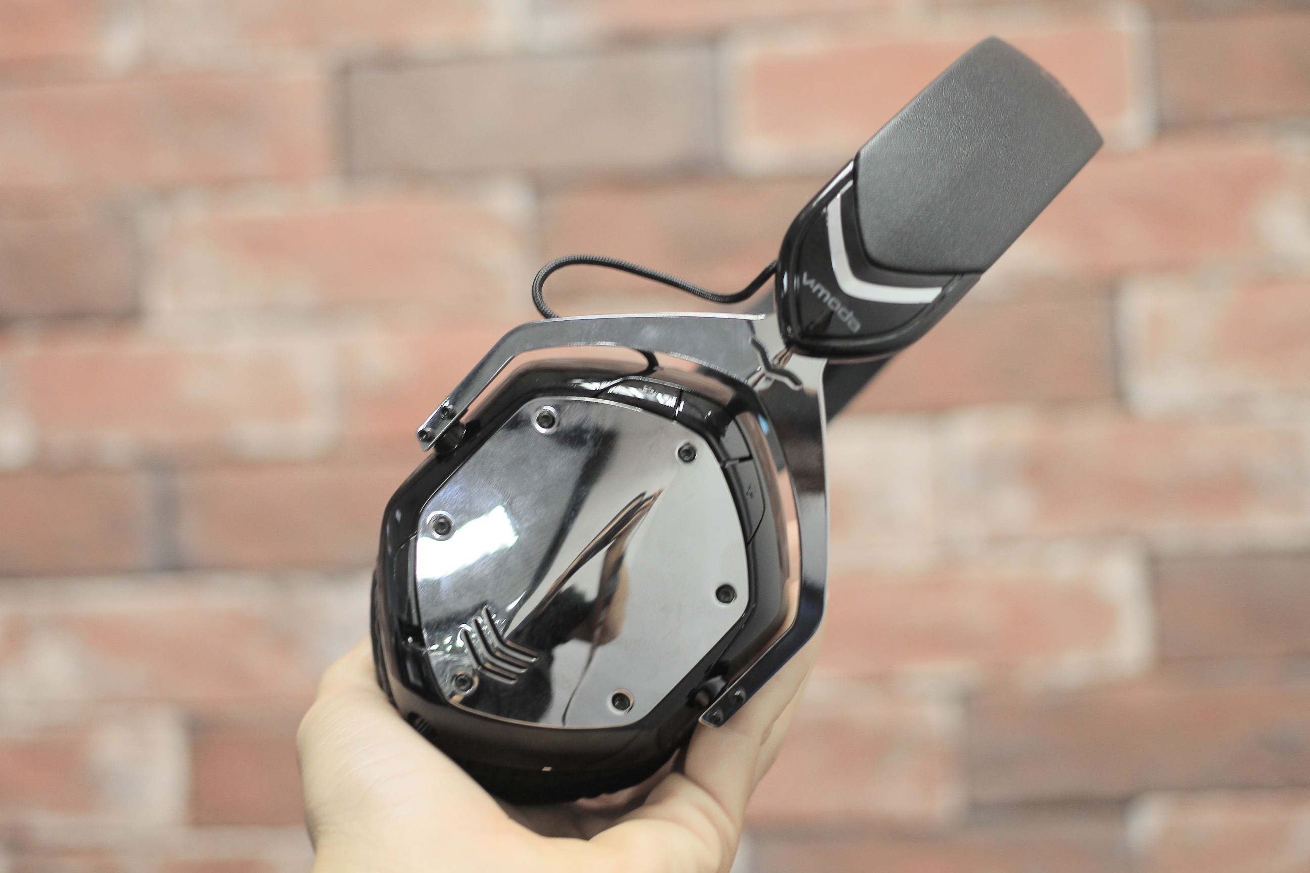 Mo hop tai nghe Bluetooth ham ho cua V-Moda, gia 8 trieu hinh anh