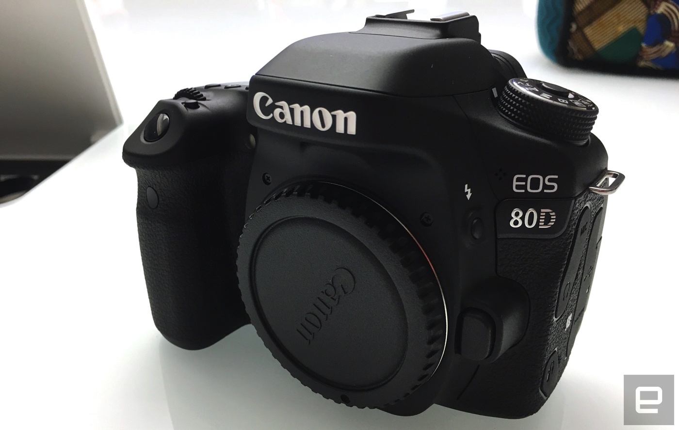 Canon 80D trinh lang: Cam bien 24,2 MP, gia hon 1.000 USD hinh anh