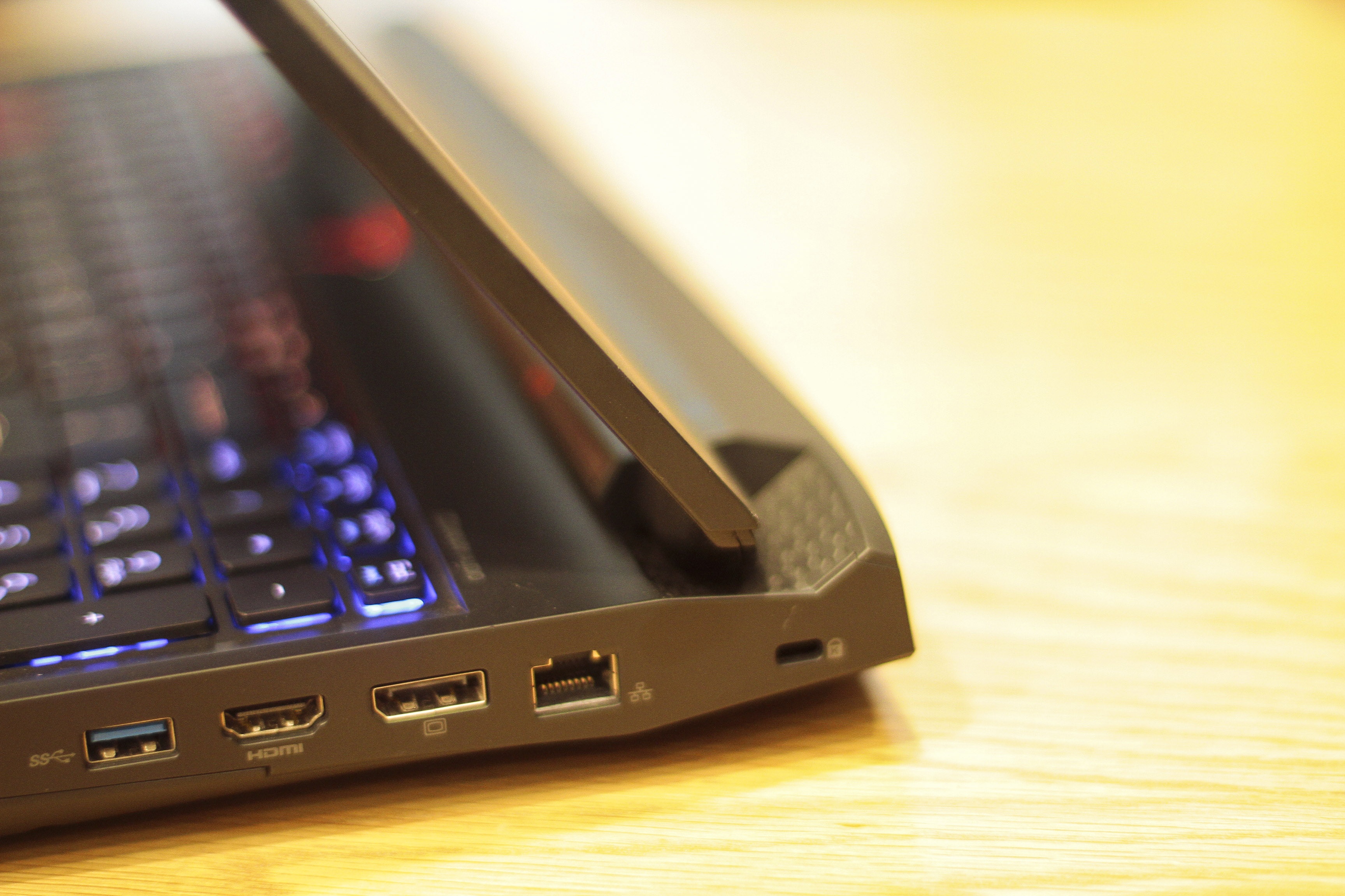 Laptop choi game Acer gia 80 trieu dong anh 8