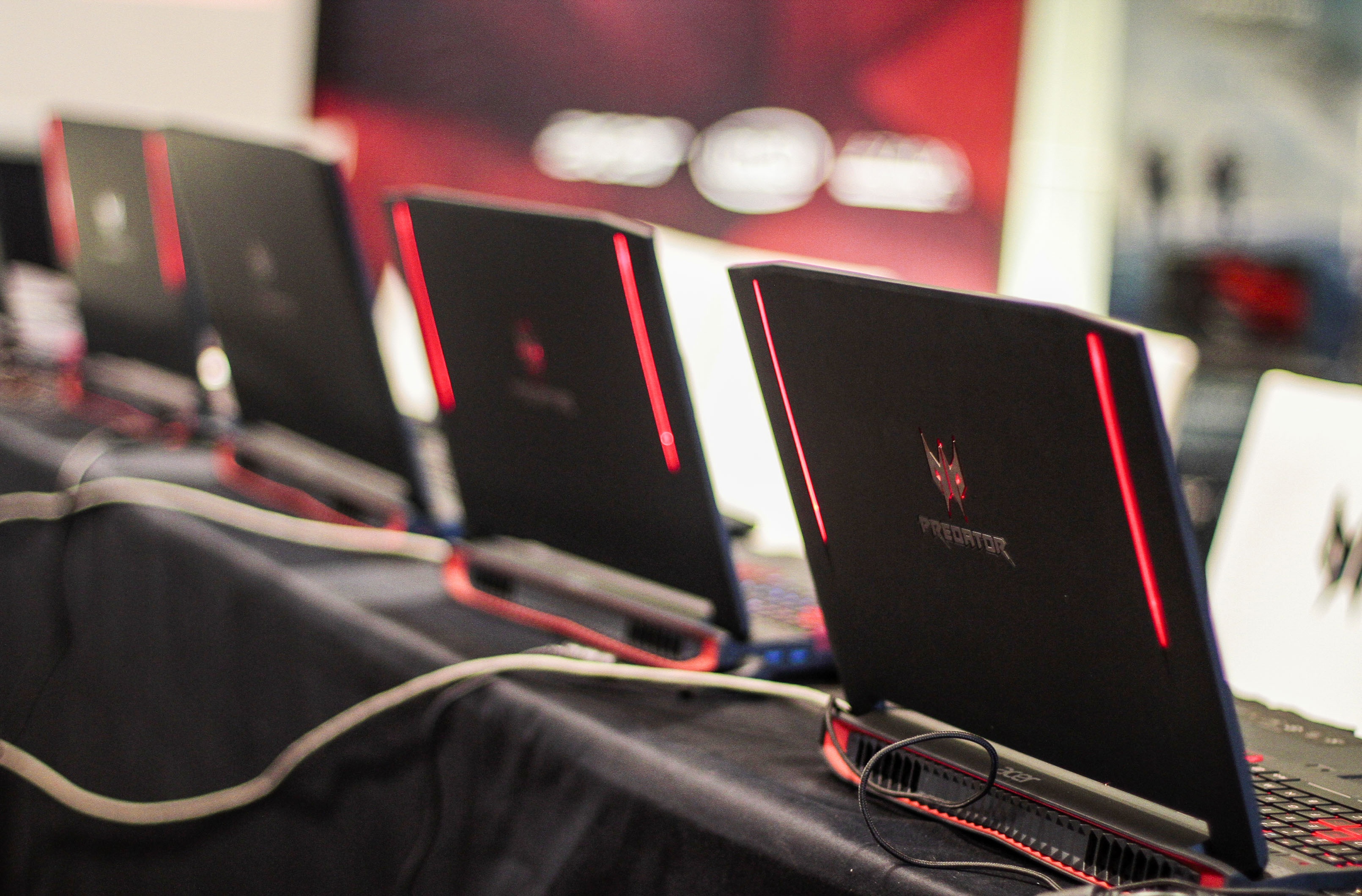 Laptop choi game Acer gia 80 trieu dong anh 1