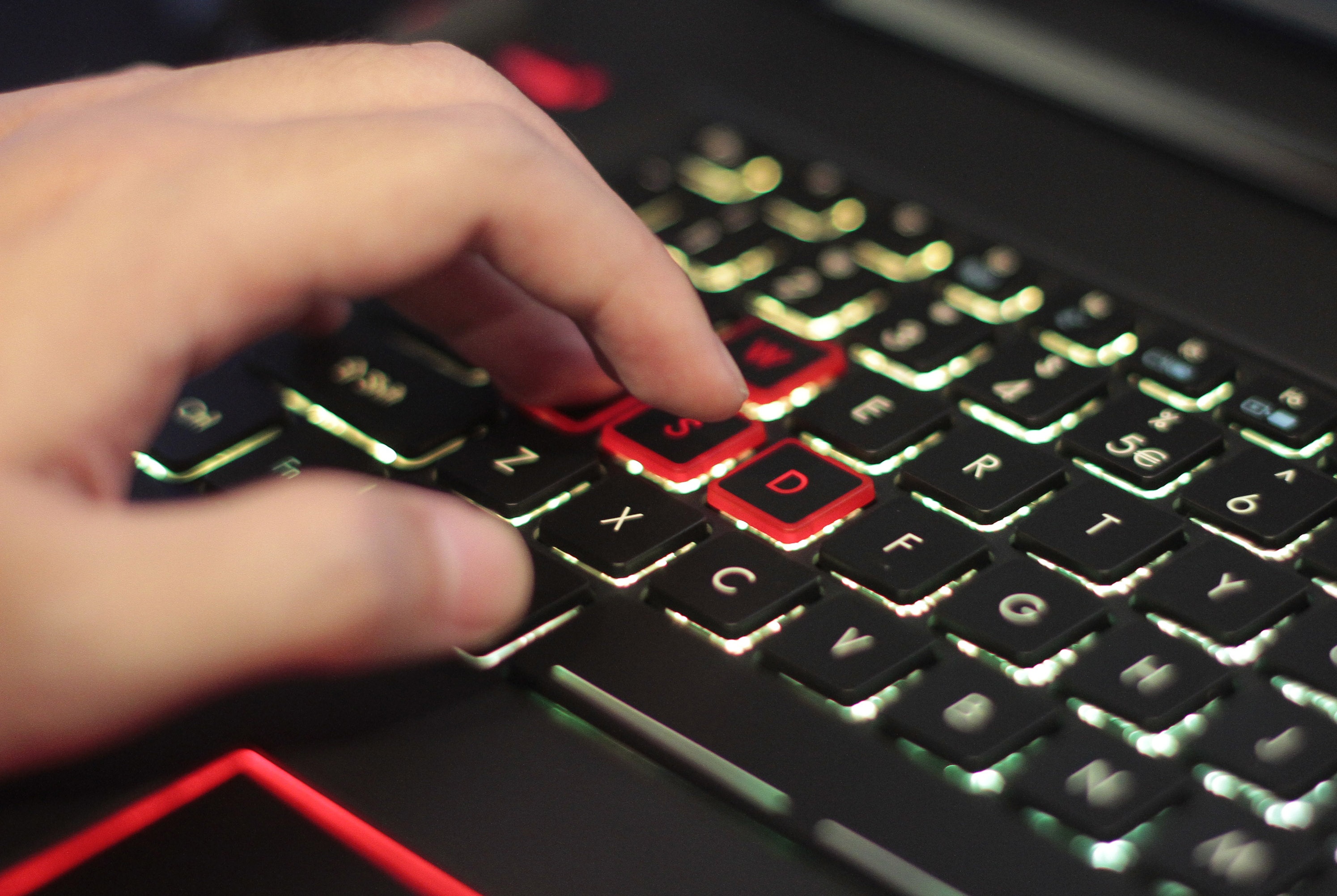 Laptop choi game Acer gia 80 trieu dong anh 6