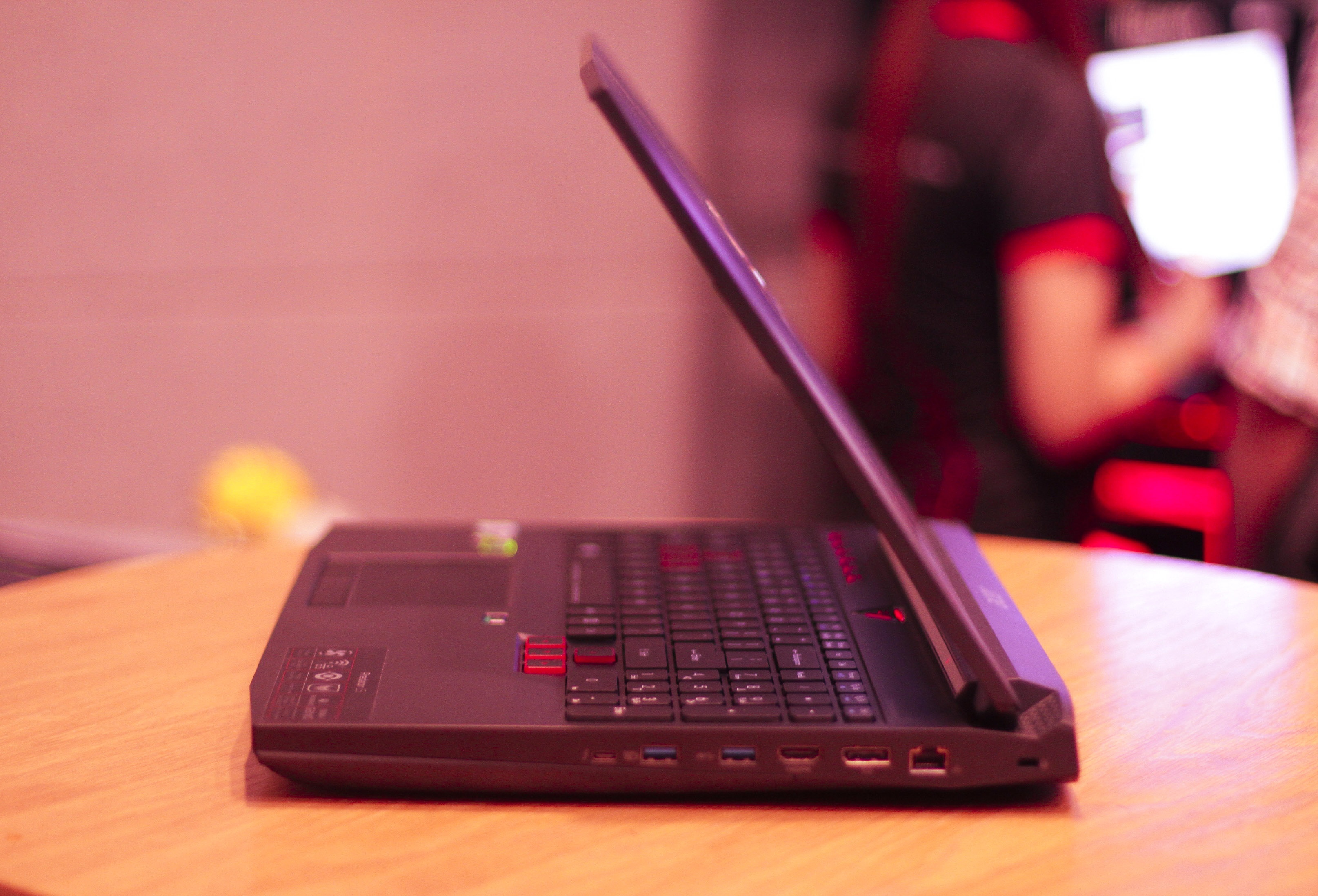 Laptop choi game Acer gia 80 trieu dong anh 11