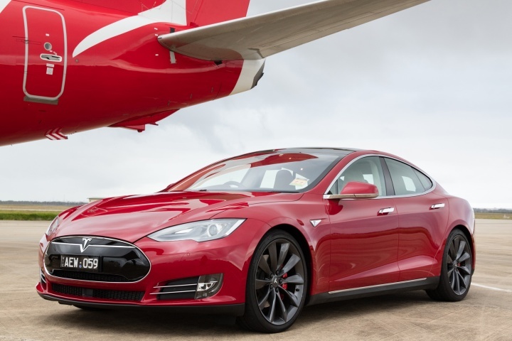 Xe dien Tesla do toc do voi may bay Boeing 737 hinh anh