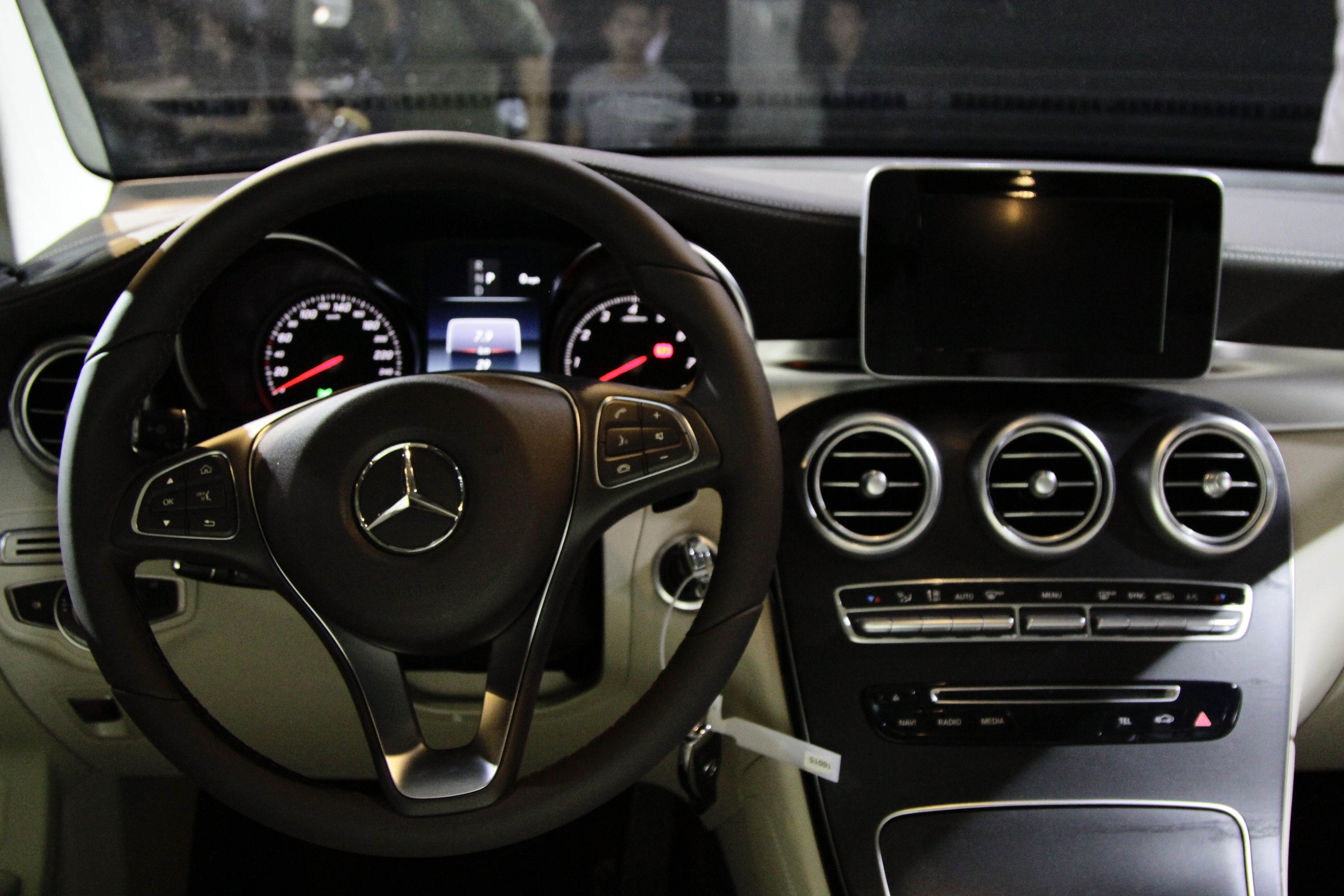 Mercedes-Benz GLC 300 anh 12