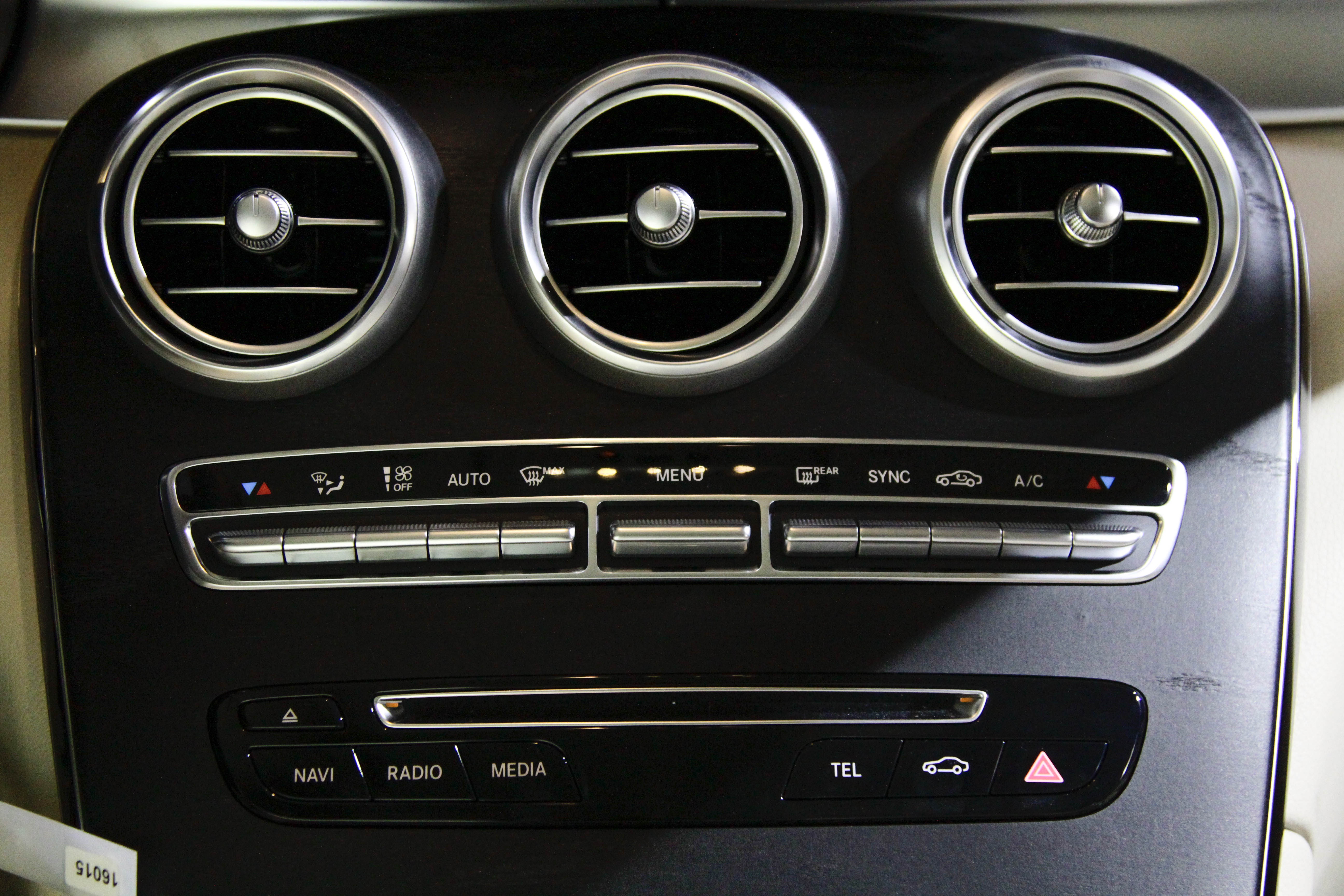 Mercedes-Benz GLC 300 anh 13