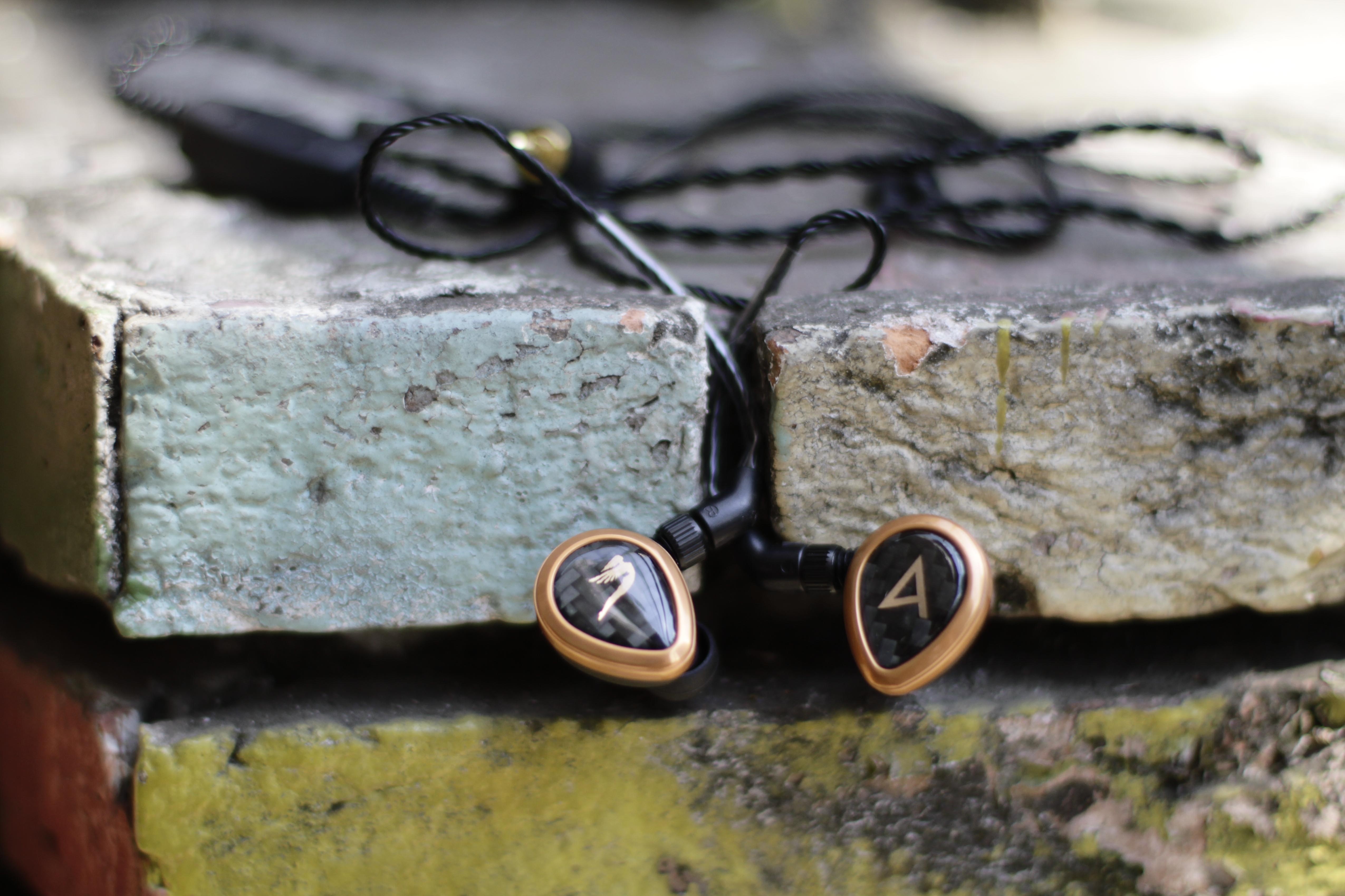 Mo hop tai nghe gia 25 trieu tai Viet Nam hinh anh