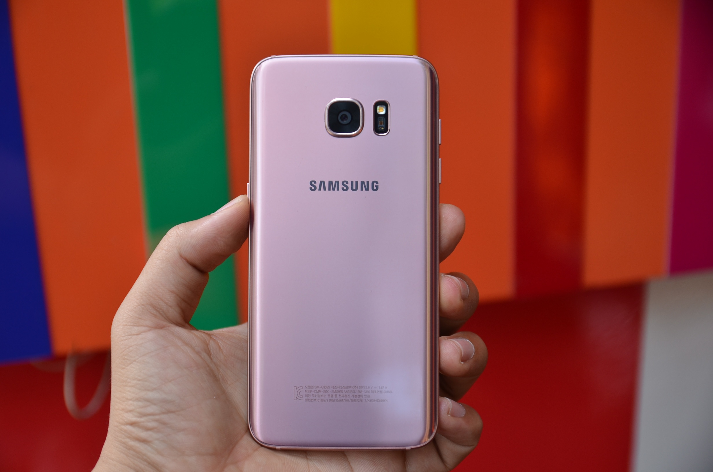 Mo hop Samsung Galaxy S7 edge mau vang hong dau tien tai VN hinh anh