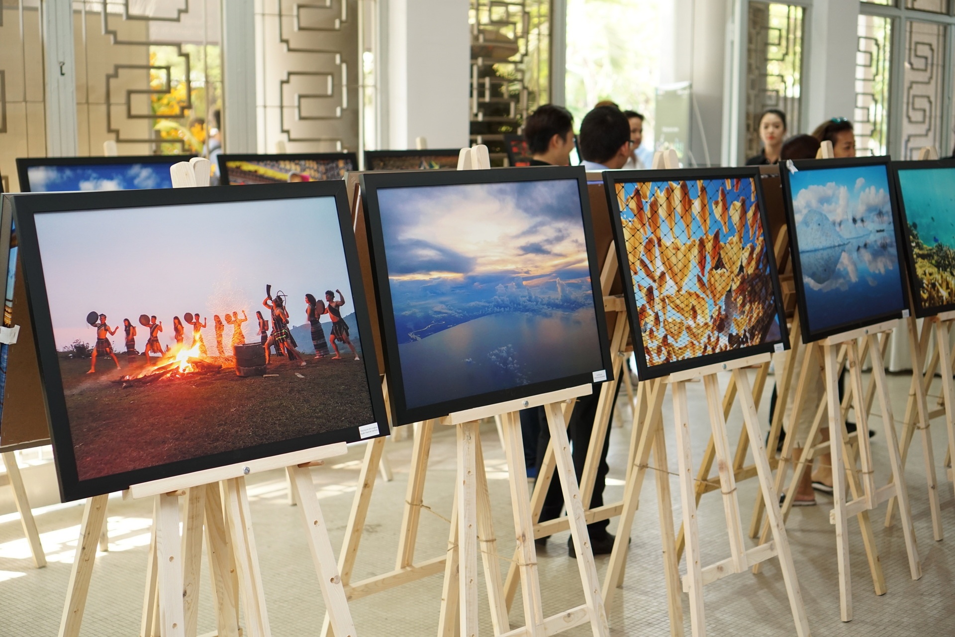 Trien lam anh Sac mau cuoc song anh 2