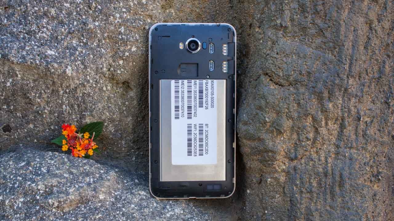 Loat smartphone pin khoe, gia re dang ban o VN hinh anh