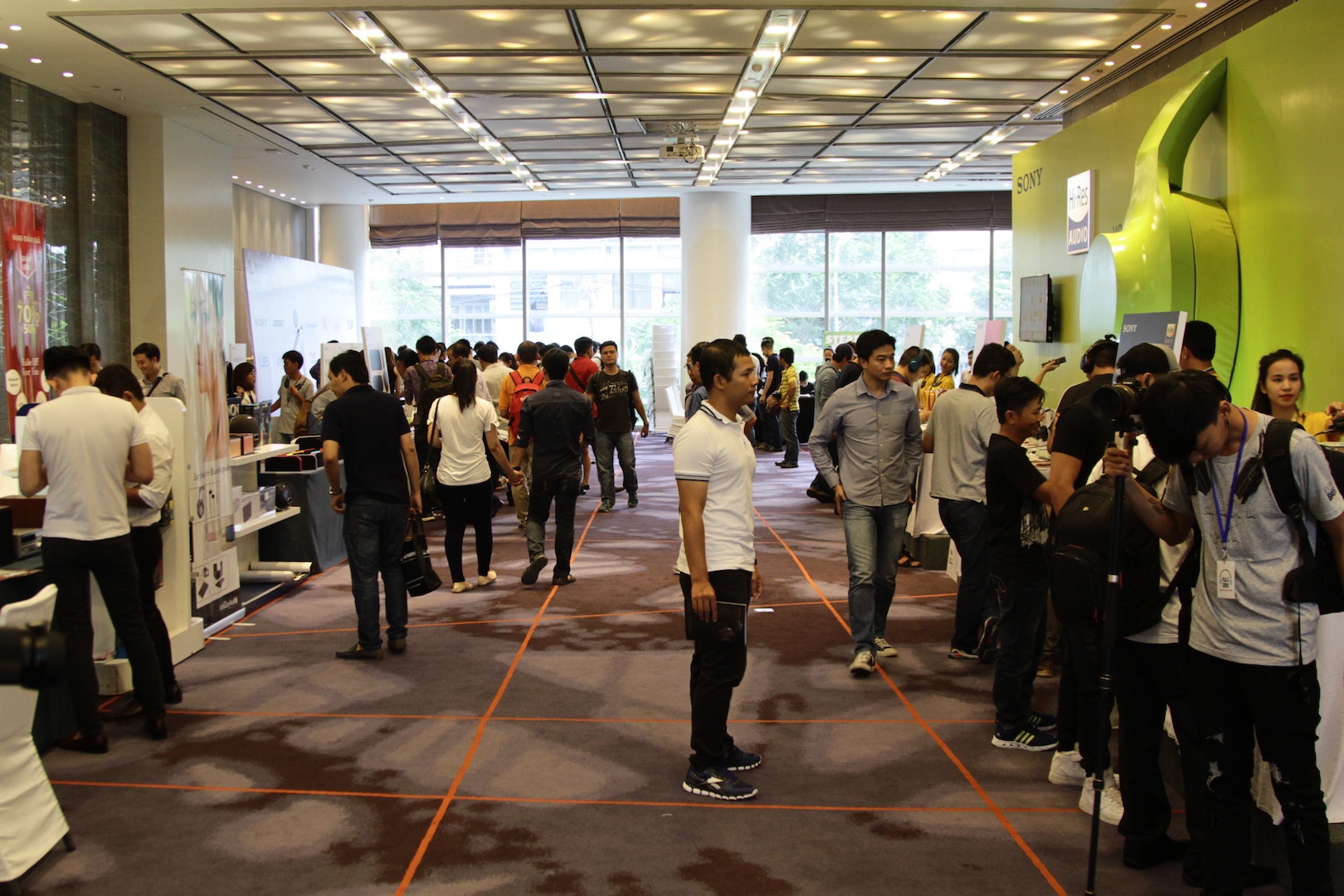 Trien lam thiet bi nghe nhac anh 1