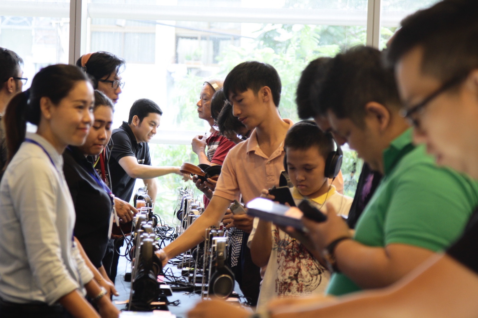 Trien lam thiet bi nghe nhac anh 2