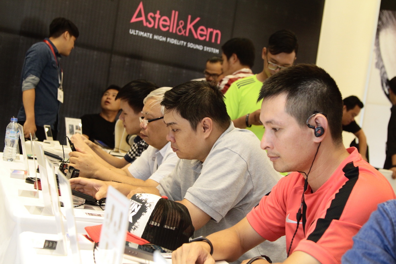 Trien lam thiet bi nghe nhac anh 8