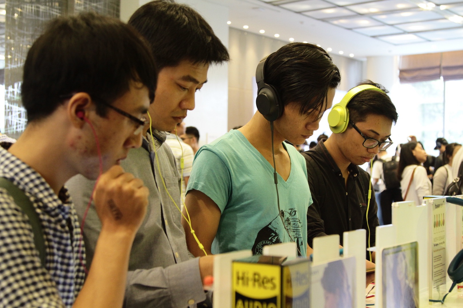 Trien lam thiet bi nghe nhac anh 9