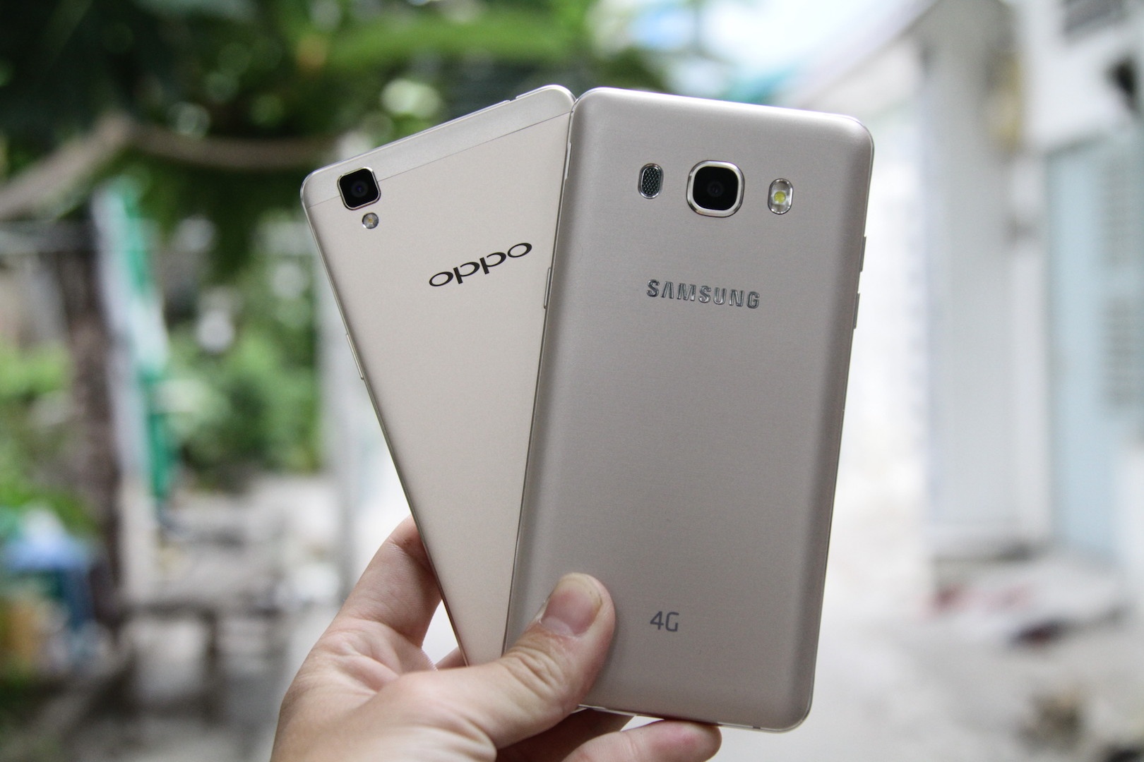 Samsung Galaxy J5 2016 do Oppo F1: Dong gia 5,5 trieu dong hinh anh