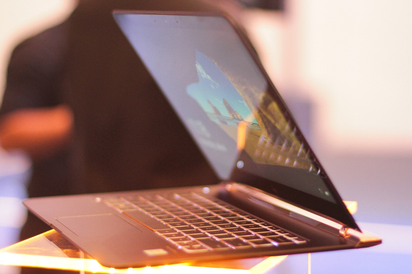 Can canh laptop mong nhat the gioi vua ve VN hinh anh