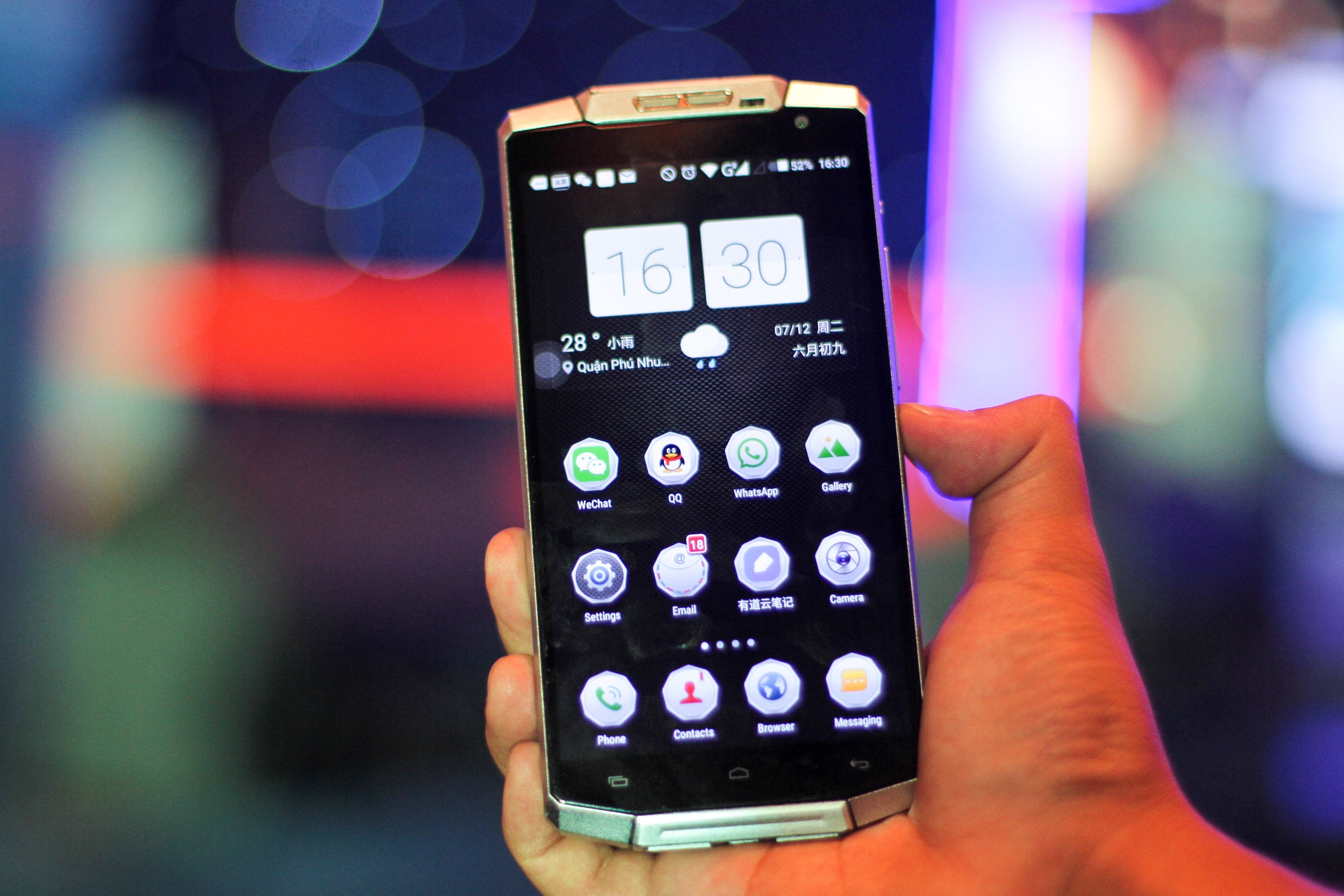 Smartphone pin 10.000 mAh den Viet Nam hinh anh