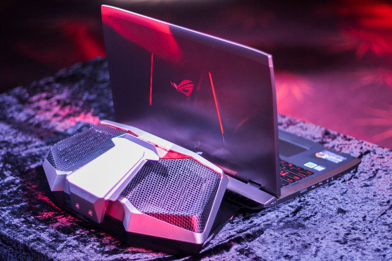 Laptop dau tien dung tan nhiet nuoc gia 6.000 USD tai VN hinh anh